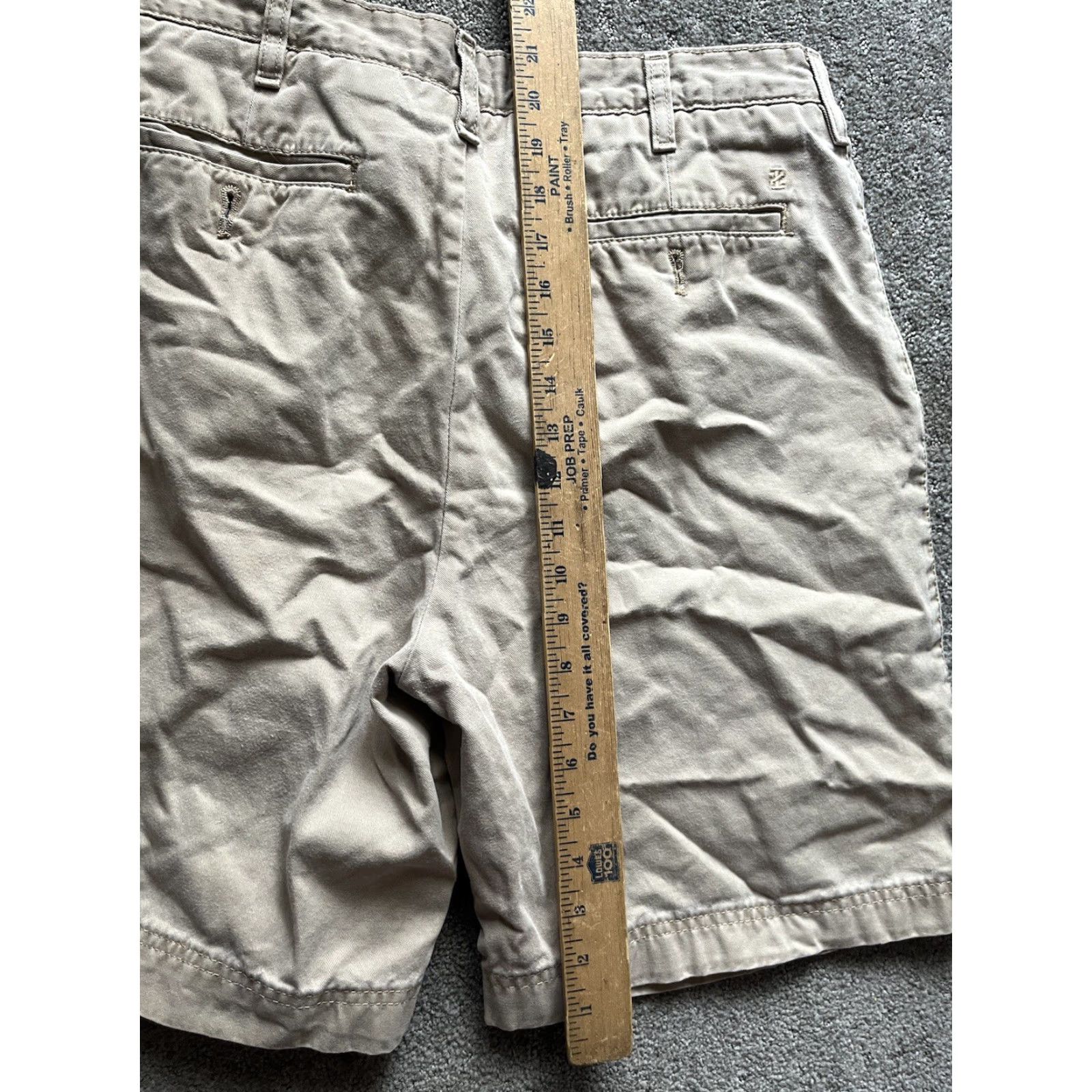 Izod VINTAGE IZOD Shorts Solid Flat Front Beige 32 Men Chino Inseam 9.5 Adult Mens - 32 Beige 90s? Size US 32 / EU 48 - 4 Thumbnail