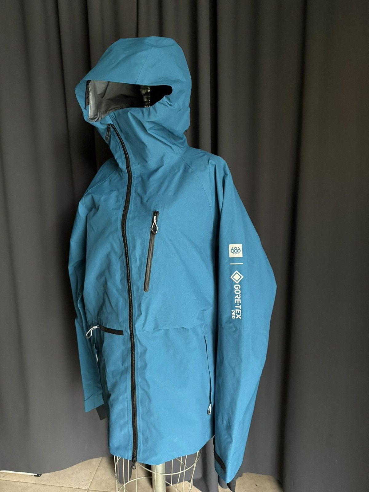 686 686 Gore Tex 3L Thermagraph Hydra Snowboard Jacket (L) Size US L / EU 52-54 / 3 - 6 Thumbnail