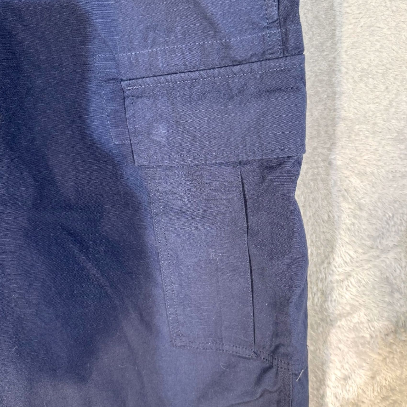 Levi's VINTAGE Levi's Men's Carrier Cargo Shorts 52 Navy 100% Cotton High-Rise Loose Fit Denim shorts Cargo Pocket, Casual Men, 52, Navy, Cotton, Levi's Size US 36 / EU 52 - 4 Thumbnail