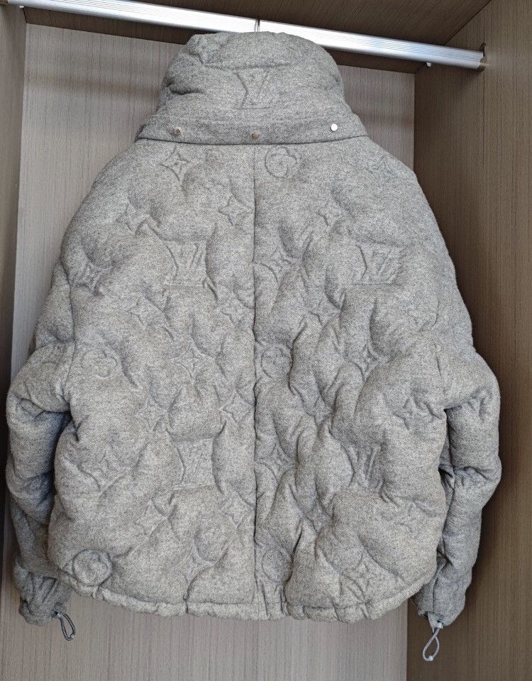 Louis Vuitton Louis Vuitton Show Full Print Embossed Gray Logo Down Jacket Size US M / EU 48-50 / 2 - 3 Thumbnail