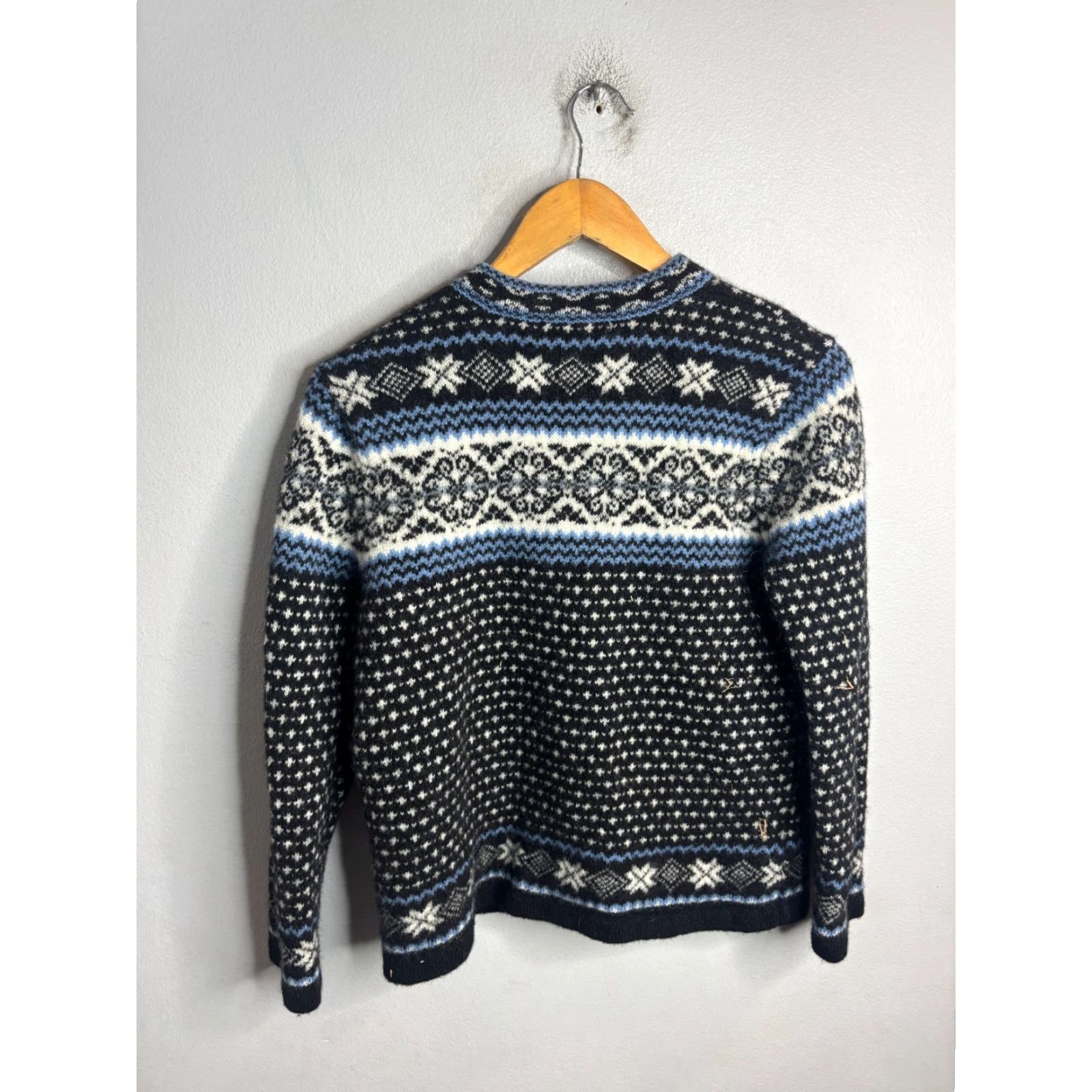 Vintage VINTAGE Susan Bristol Cardigan Sweater Wool Blue Nordic Metal Clasps Medium Women Crew Neck Long Sleeve Fair Isle Knit Autumn Winter Casual 8/10 Size M / US 6-8 / IT 42-44 - 4 Thumbnail