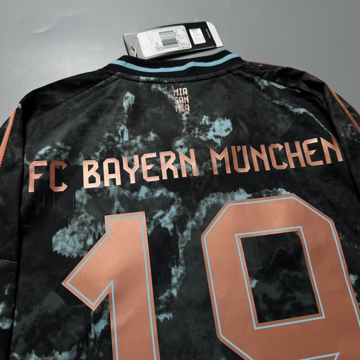 Vintage BAYERN ADIDAS 2024/2025 FOOTBALL AWAY JERSEY #19 DAVIES Size US L / EU 52-54 / 3 - 11 Thumbnail