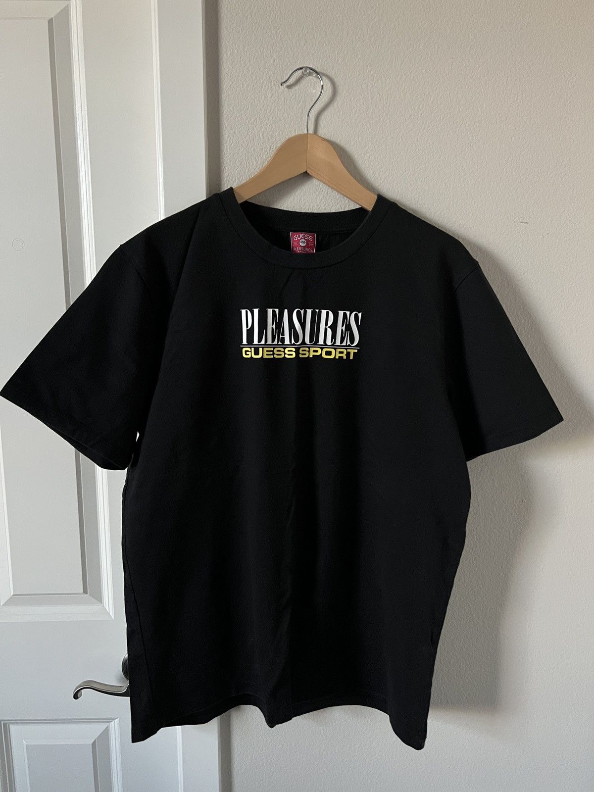 Camiseta Guess Originals X PLEASURES Logo Para Hombre Negra, 100% Algodón