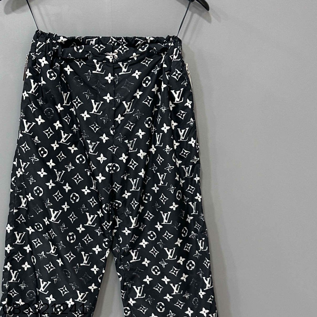 Louis Vuitton Louis Vuitton Pants S Women Size 26" / US 2 / IT 38 - 1 Thumbnail