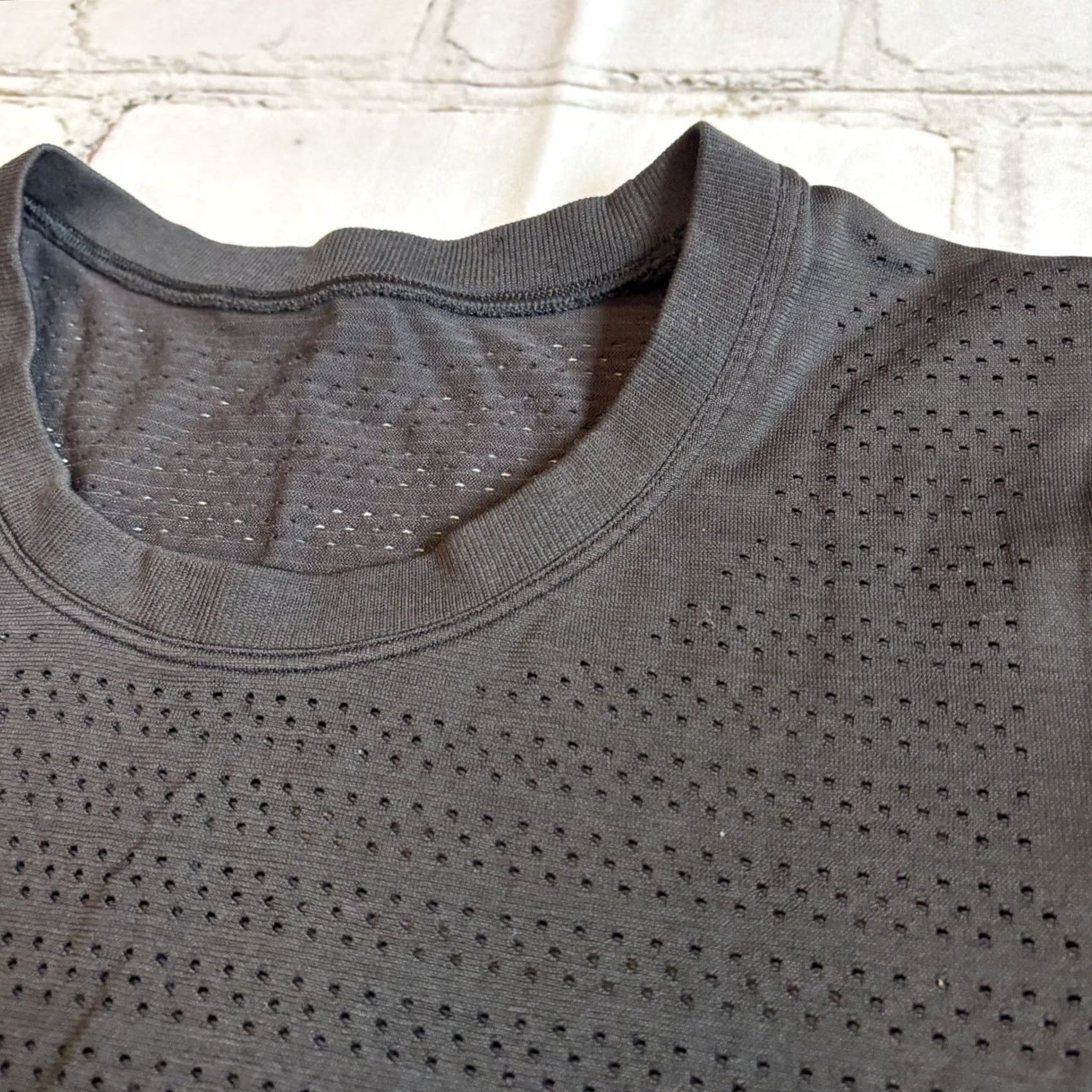 Lululemon Womens Lululemon Breeze By Long Sleeve Perforated Shirt Black sz Large Size L / US 10 / IT 46 - 3 Thumbnail