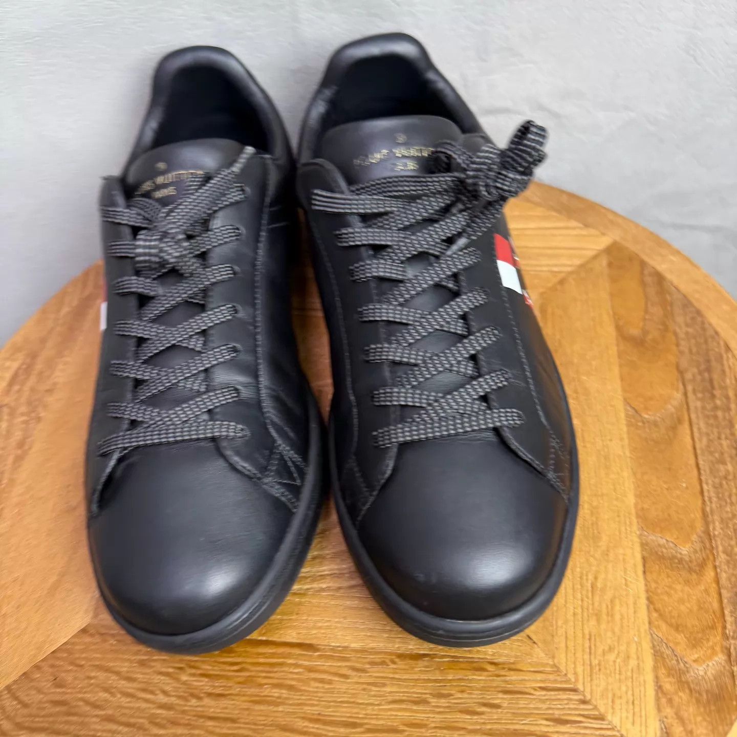 Louis Vuitton LV logo black leather sneaker 98 new Uk7/EU41 Size US 8 / EU 41 - 2 Thumbnail
