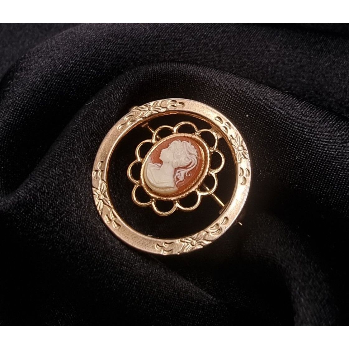 Vintage Vintage Gold-Tone Resin Cameo Brooch With Floral Detailing & Size ONE SIZE - 3 Thumbnail