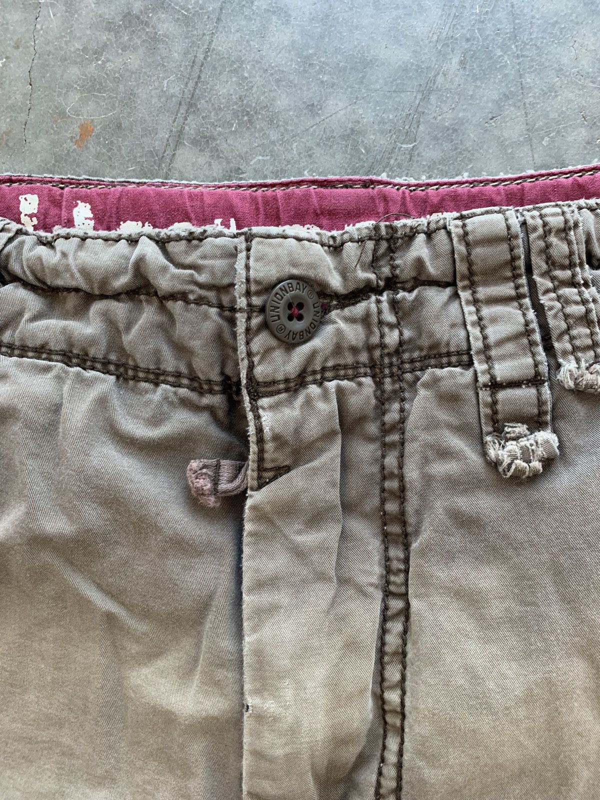Vintage Vintage Y2K Thrashed Faded Brown Cargo Shorts Size US 32 / EU 48 - 6 Thumbnail