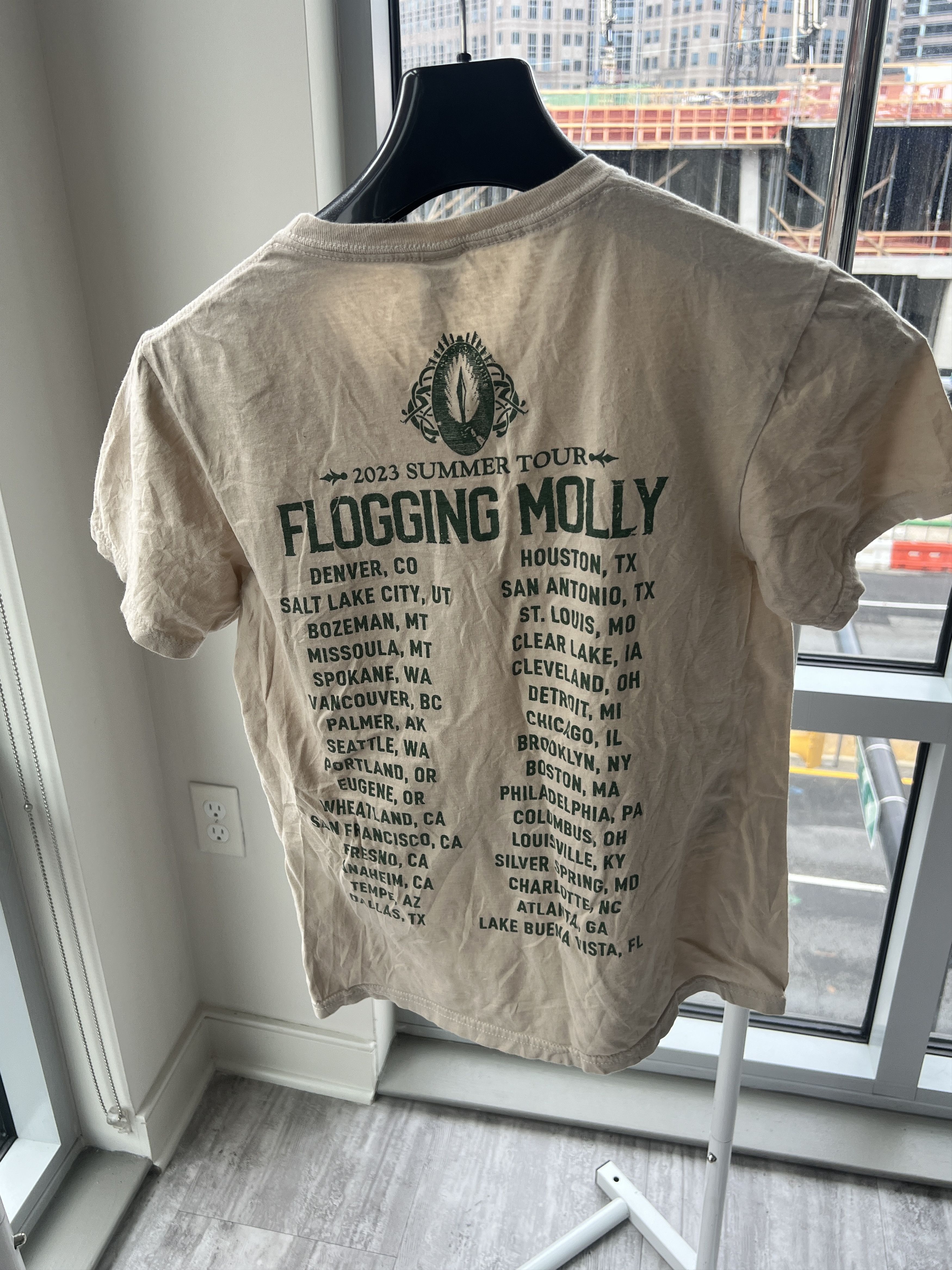 Gildan Flogging Molly 2023 Summer Tour Graphic T-Shirt Tan Green Size S / US 4 / IT 40 - 2 Thumbnail