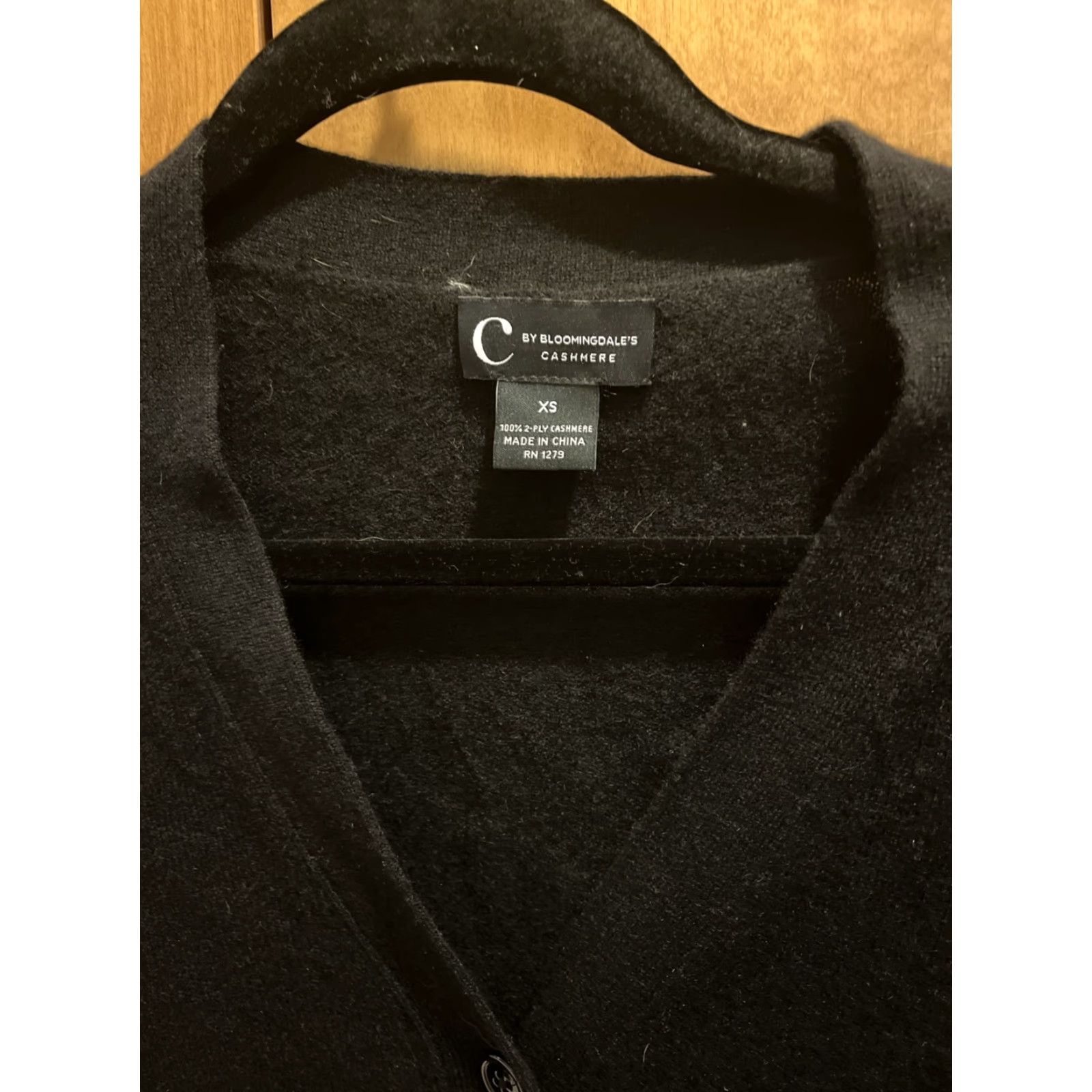Bloomingdale's Bloomingdale's Black Cashmere Cardigan XS V-Neck Long Sleeve Lightweight Women's Classic Designer Size XS / US 0-2 / IT 36-38 - 3 Thumbnail