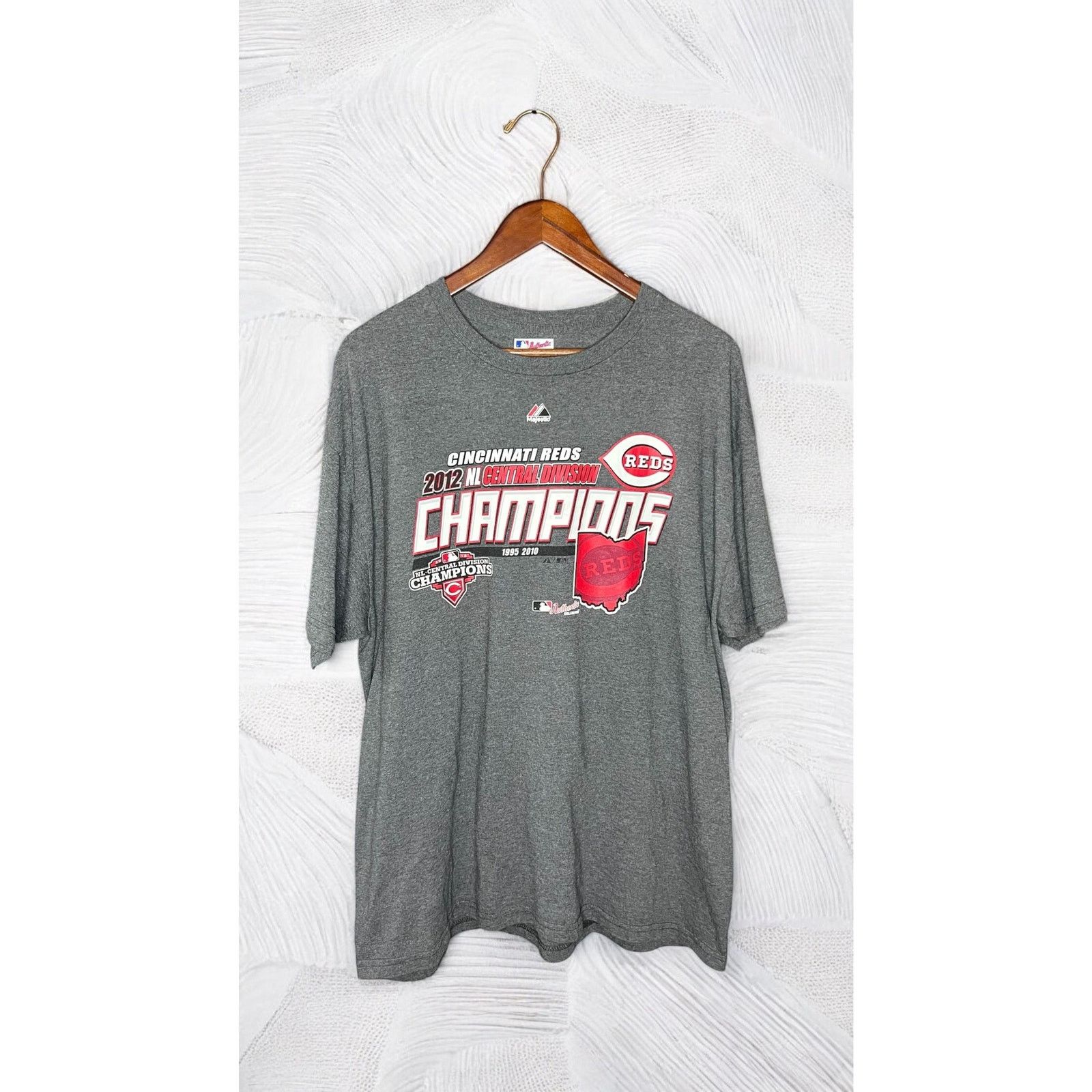 Majestic Cincinatti Reds (2012 NL Central Division Champions) Size XL / US 12-14 / IT 48-50 - 1 Thumbnail