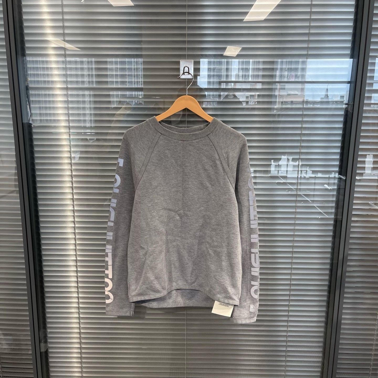 Louis Vuitton Louis Vuitton Reflective Logo Sweatshirt XL Size US XL / EU 56 / 4 - 1 Thumbnail