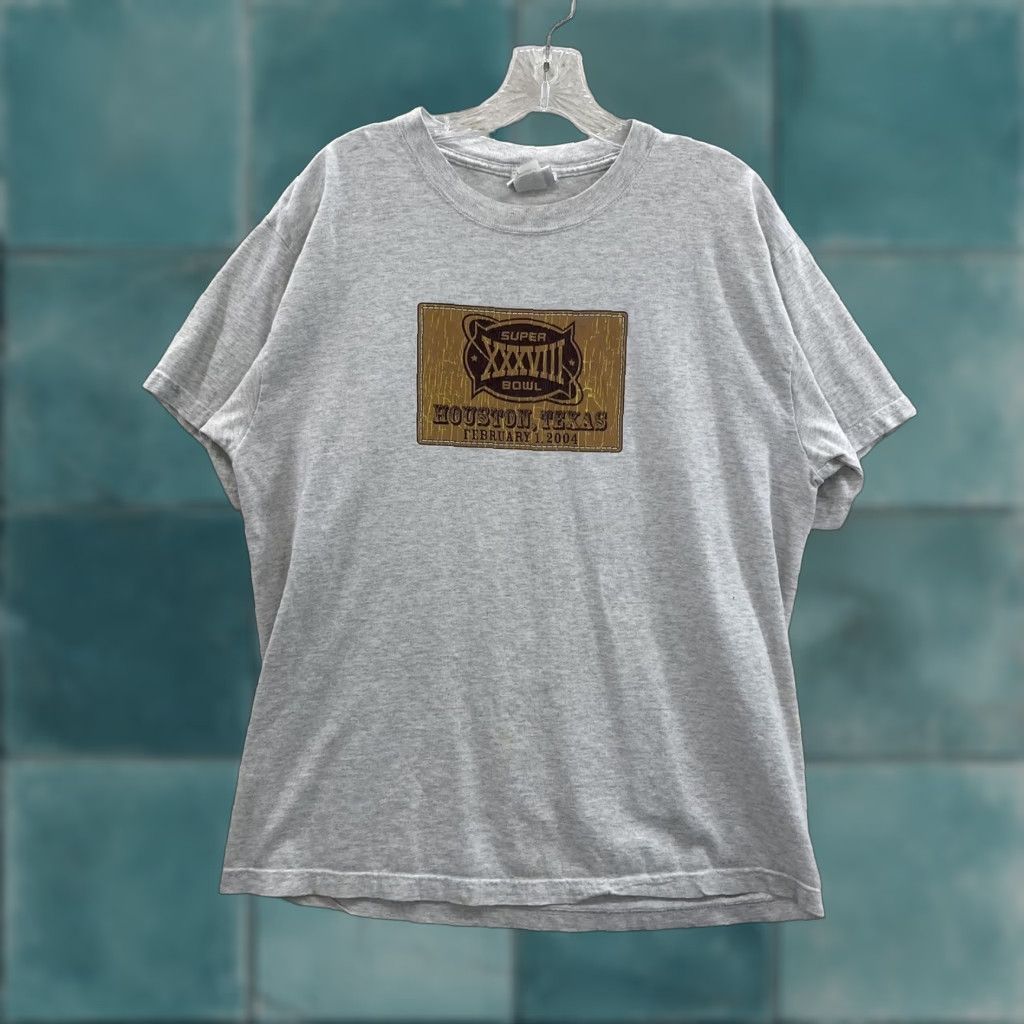 NFL VINTAGE Super Bowl XXXVIII 38 T-Shirt NFL 2004 Houston Texas Graphic Logo Large Unisex Gray Short Sleeve Shirt Mens Womens Boys Girls Size US L / EU 52-54 / 3 - 1 Thumbnail
