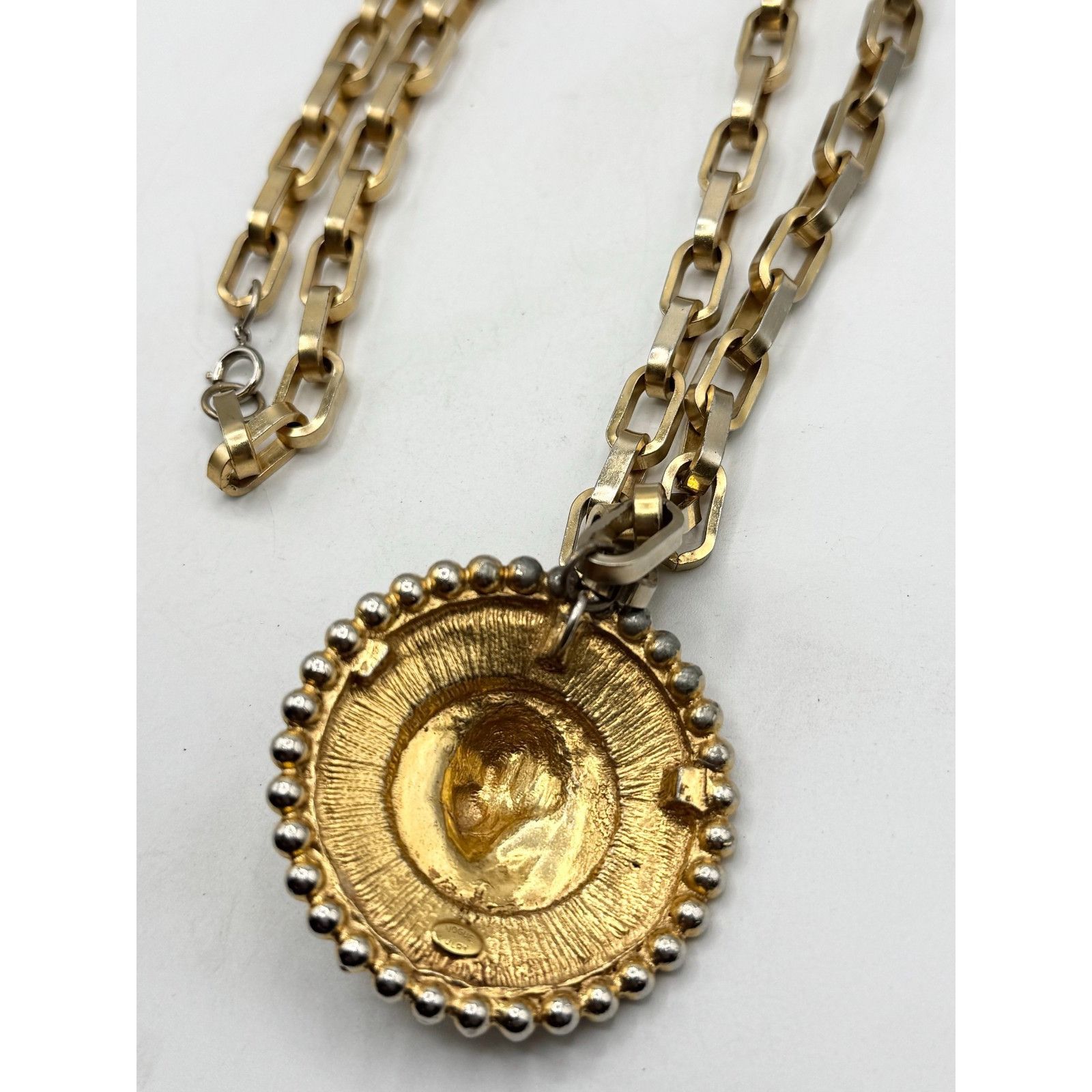 Vogue Vintage Vogue Jewelry lady medallion pendant necklace Size ONE SIZE - 5 Thumbnail