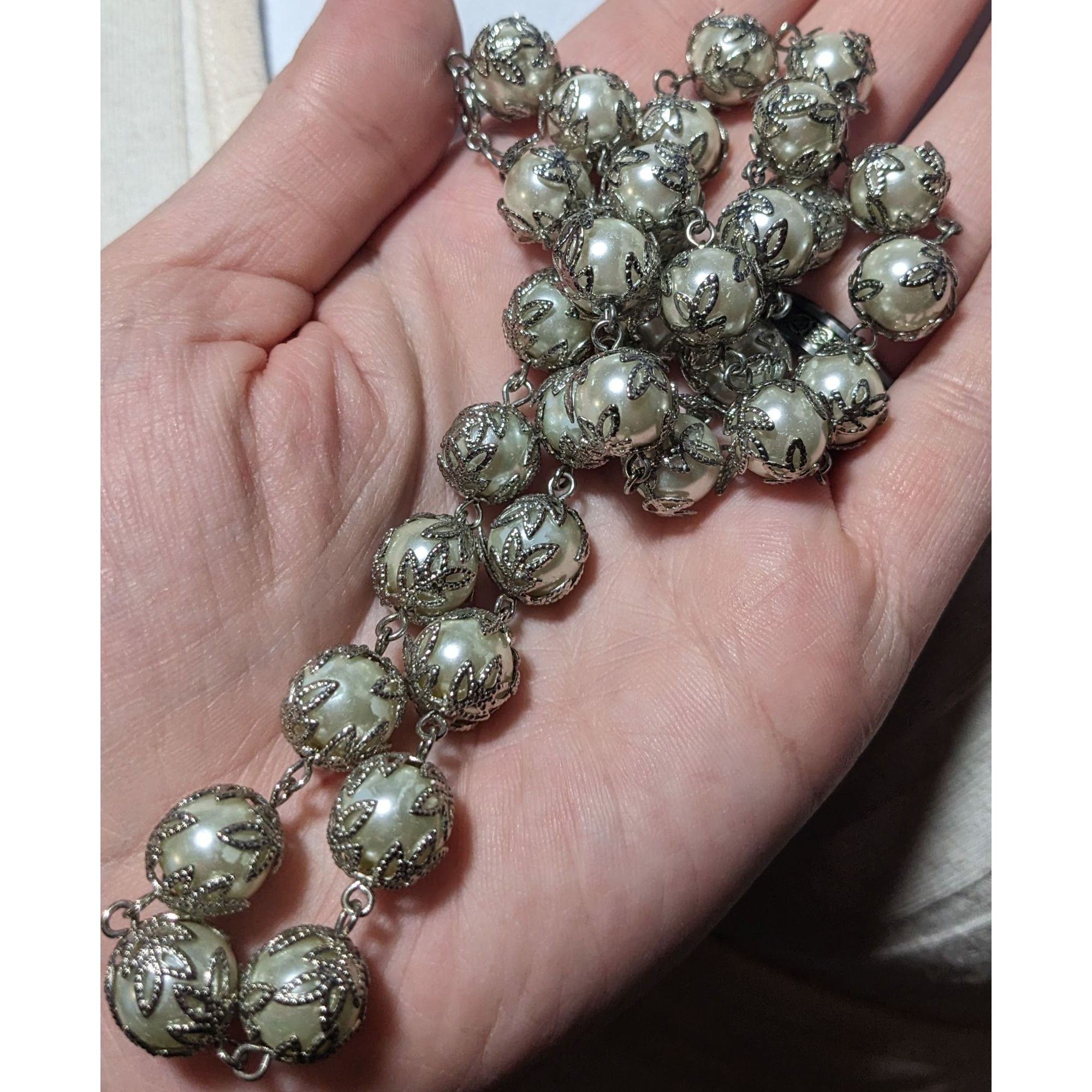 Other Whimsical Silver Leaf Capped Faux Pearl Necklace Size ONE SIZE - 7 Thumbnail