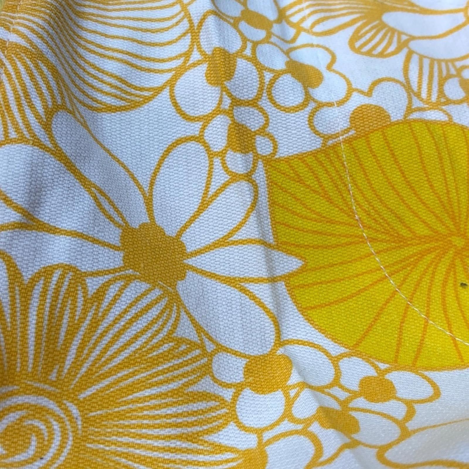 Vintage 60s Handmade High Waisted Cotton Shorts Yellow Floral Print Size 28" / US 6 / IT 42 - 7 Thumbnail