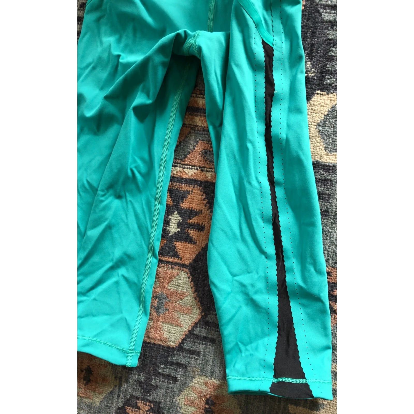 Lululemon Lululemon Cropped Capri Leggings Teal & Black Women's Size 4 Yoga Cropped Inseam 17.5" Activewear Size 27" / US 4 / IT 40 - 6 Thumbnail
