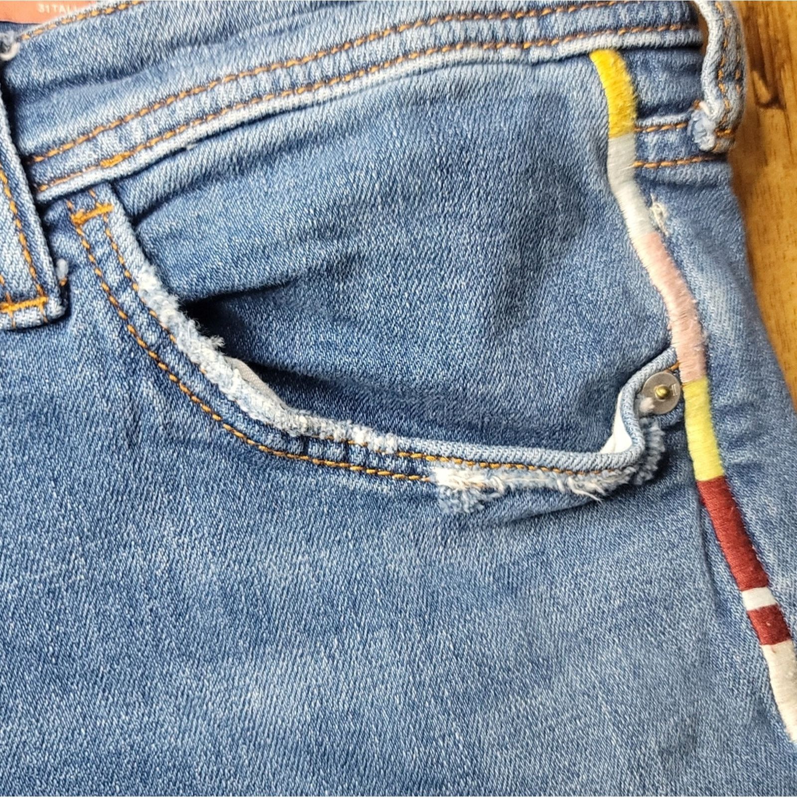 The Unbranded Brand Anthropologie Pilcro Embroidered Slim Boyfriend Crop Jeans Size 32" / US 10 / IT 46 - 7 Thumbnail