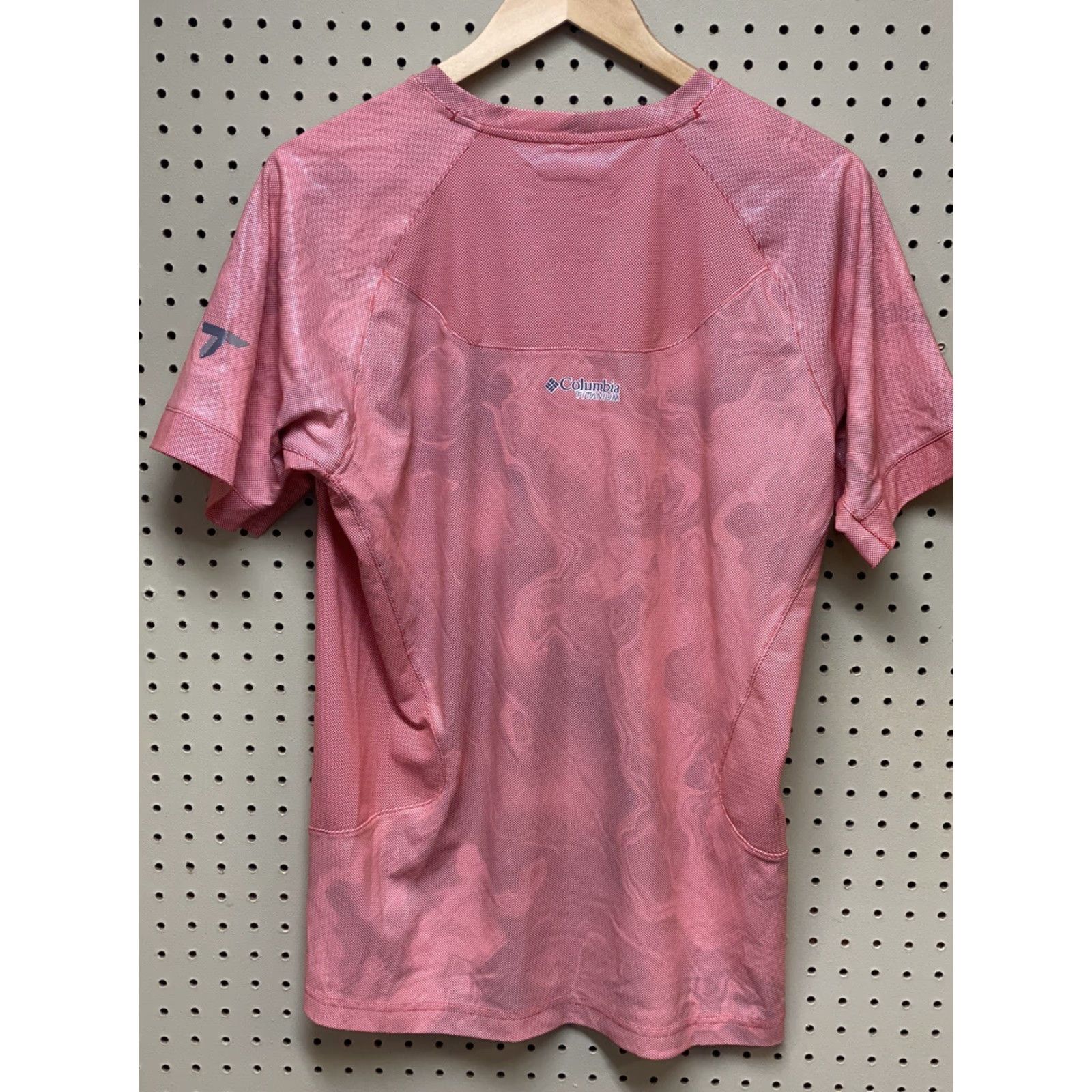 Logo 7 COLUMBIA TITANIUM XL Logo Athletic Short Sleeve T-Shirt Compression Coral Camo Shirt Men XL Orange Camouflage Graphic Size US XL / EU 56 / 4 - 2 Thumbnail