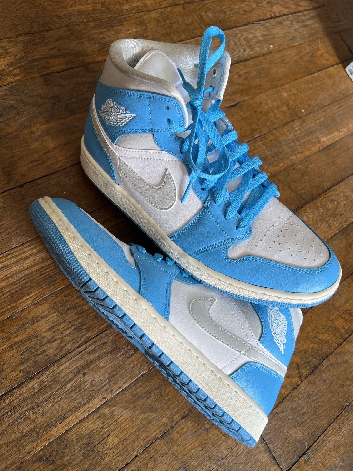 Jordan Brand Jordan Retro 1 Mids Size US 9.5 / EU 42-43 - 1 Thumbnail
