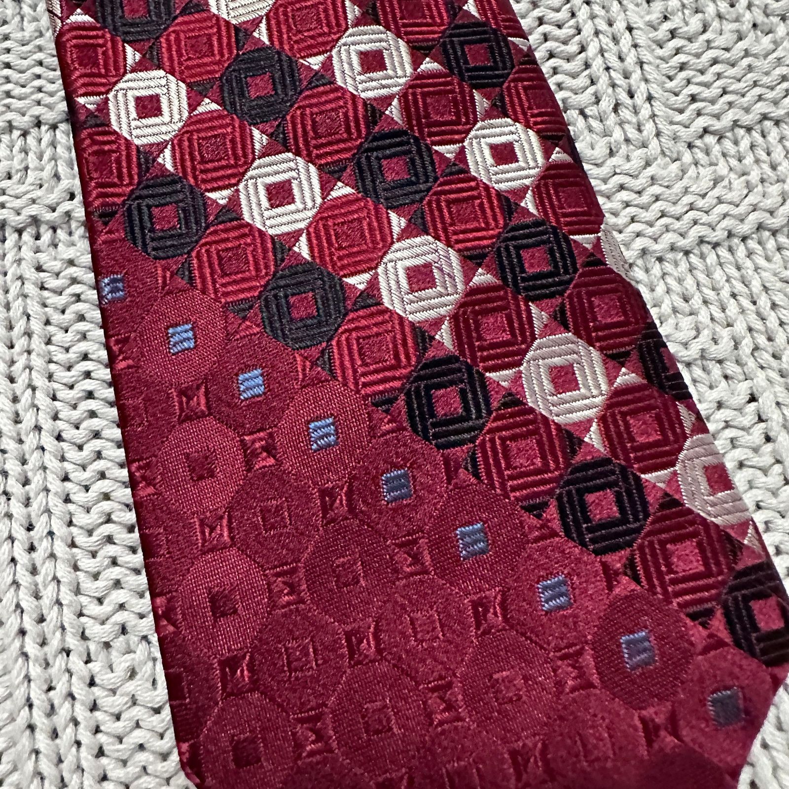 Vintage Vintage maroon patterned Italian silk tie. Size ONE SIZE - 2 Thumbnail