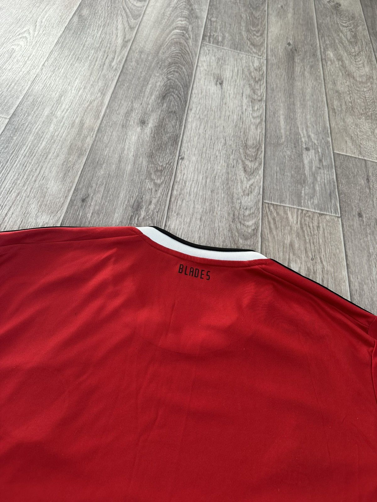Adidas Vintage Adidas Sheffield United Home Tee T-Shirt white red Size US L / EU 52-54 / 3 - 13 Thumbnail