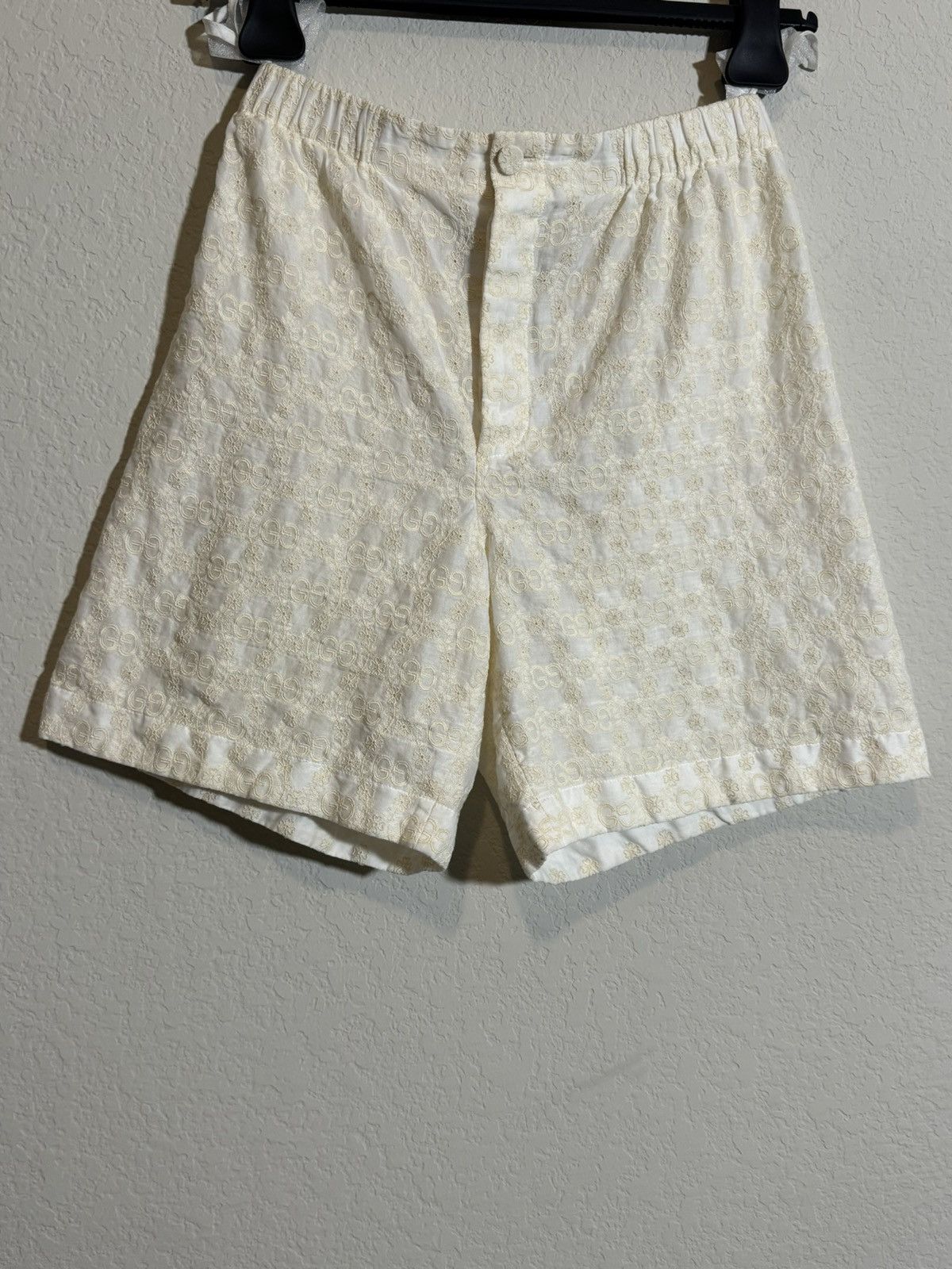 Gucci EUC Gucci Linen Embroidered Ivory Shorts Size 25" / US 0 / IT 36 - 1 Thumbnail