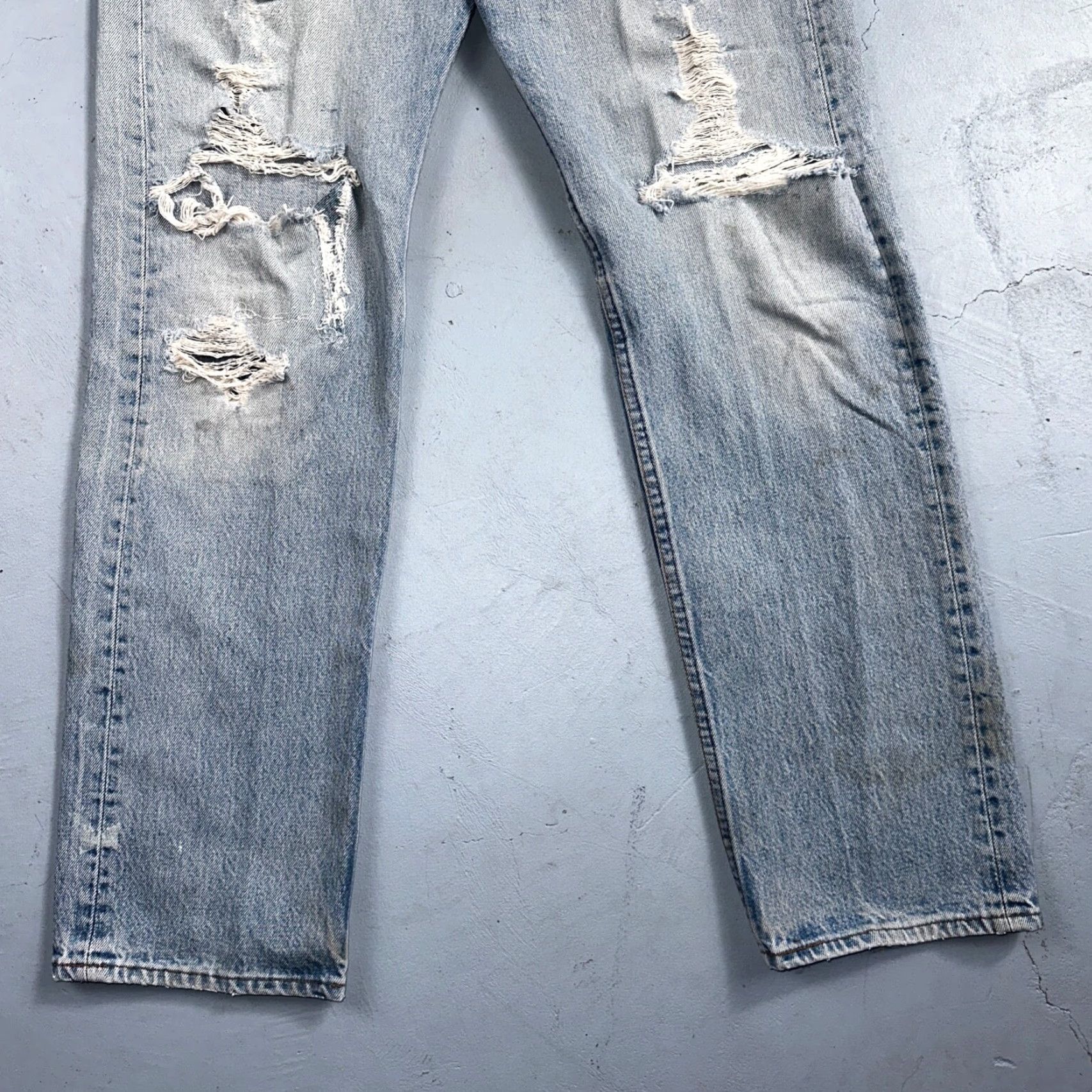 Levi's VINTAGE Levi's 501 90s Straight Leg Jeans 33x36 Light Wash Mens Size US 33 - 3 Thumbnail