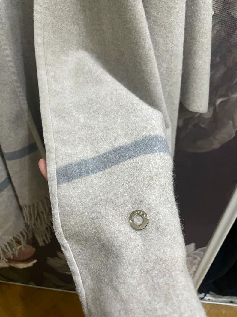 Loro Piana LORO PIANA She is wearing a cashmere shawl Size M / US 6-8 / IT 42-44 - 3 Thumbnail