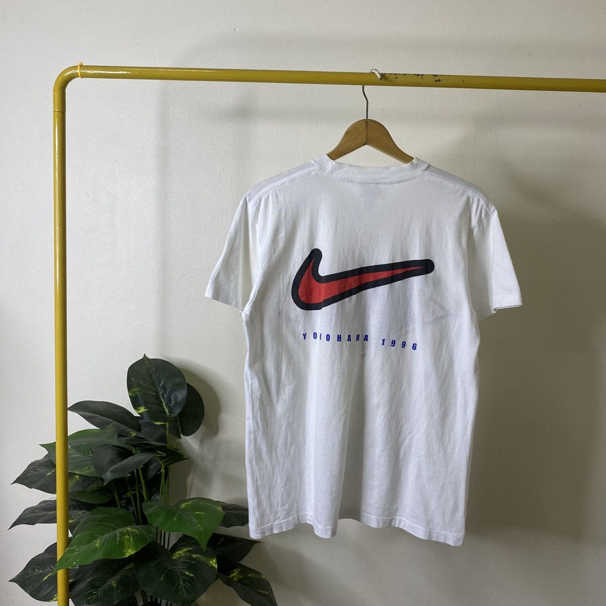 Nike Vintage 1996 Nike Hoop Heroes Big Swoosh T Shirt Size US L / EU 52-54 / 3 - 6 Thumbnail