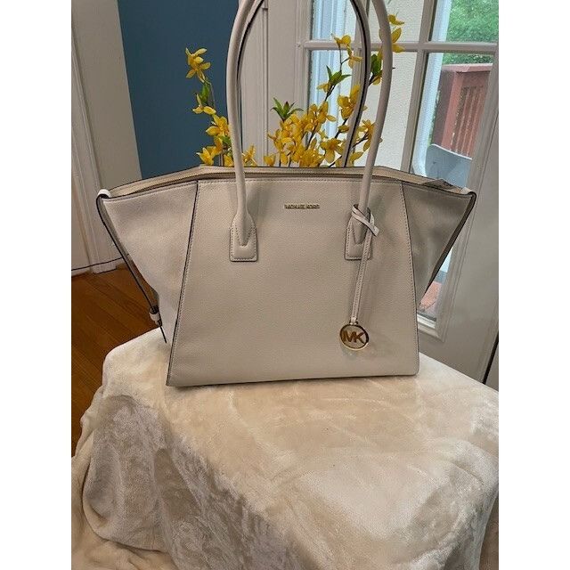 Michael Kors NWT Michael Kors Avril Extra Large Top Zip Tote Shoulder Lea Size ONE SIZE - 1 Thumbnail