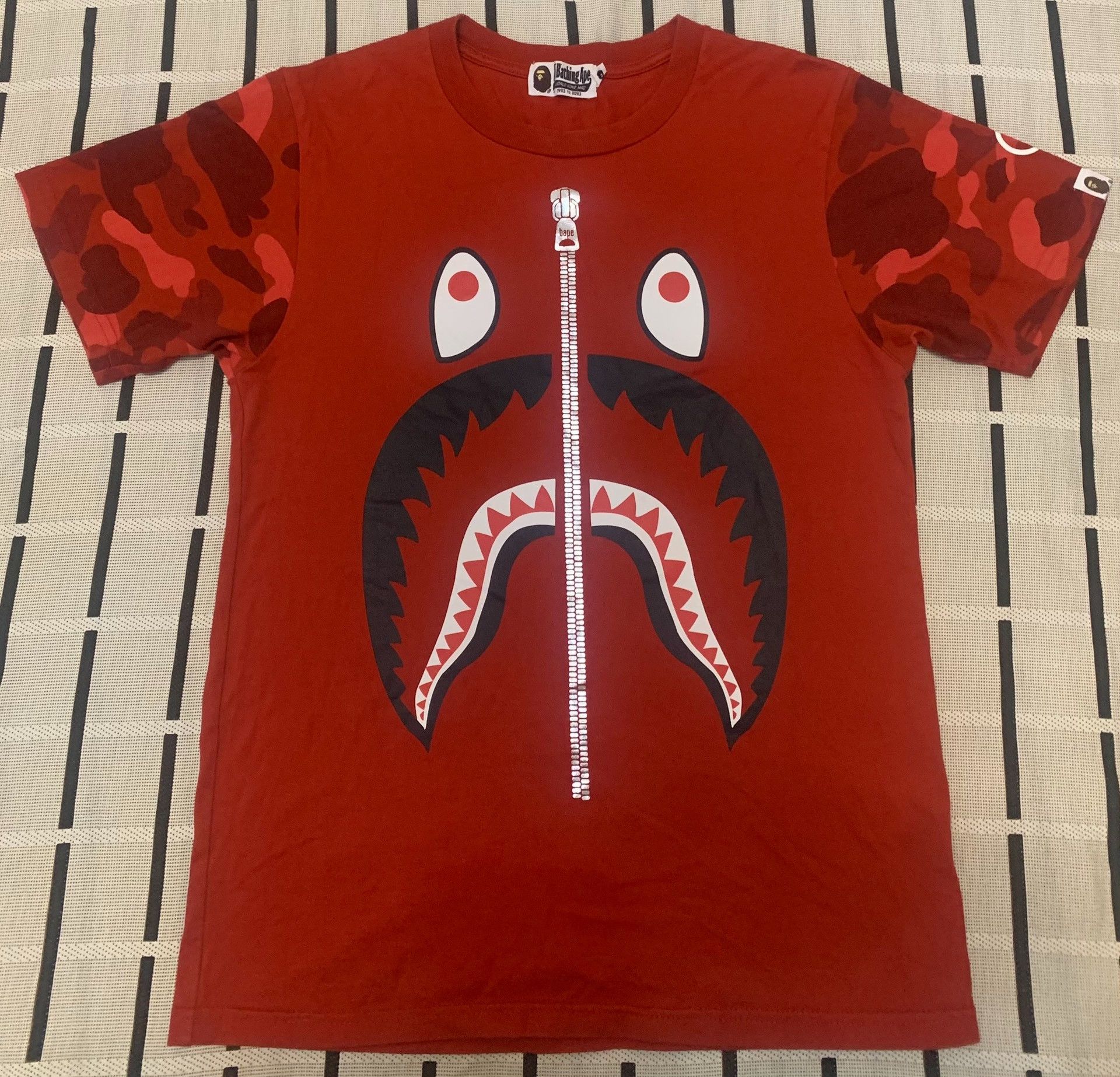 Bape Bape Shark Camo Red T-Shirt S Men Size US S / EU 44-46 / 1 - 1 Thumbnail