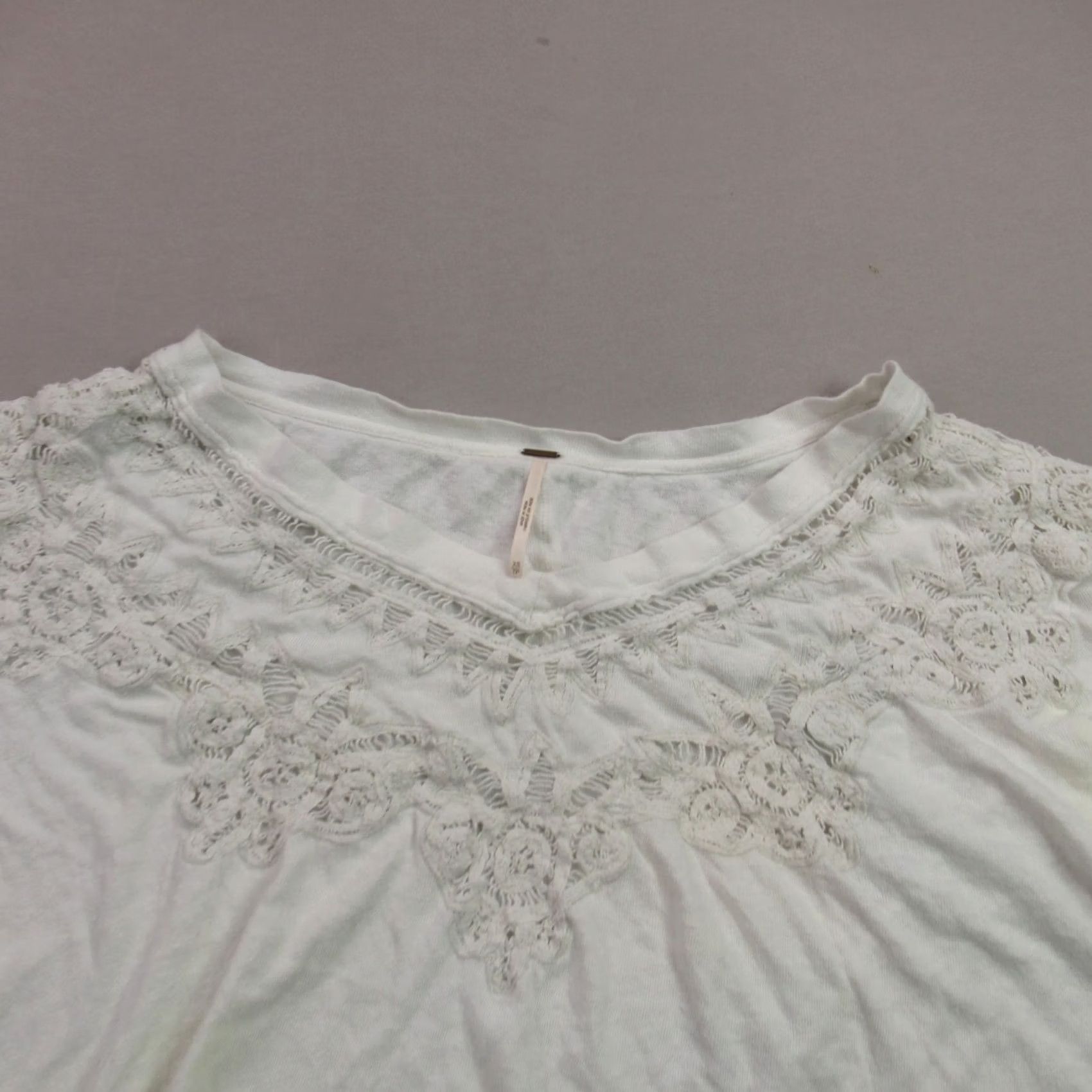 Free People Free People Shirt Womens XS Short Sleeve V Neck Lightweight White Casual Size XS / US 0-2 / IT 36-38 - 3 Thumbnail