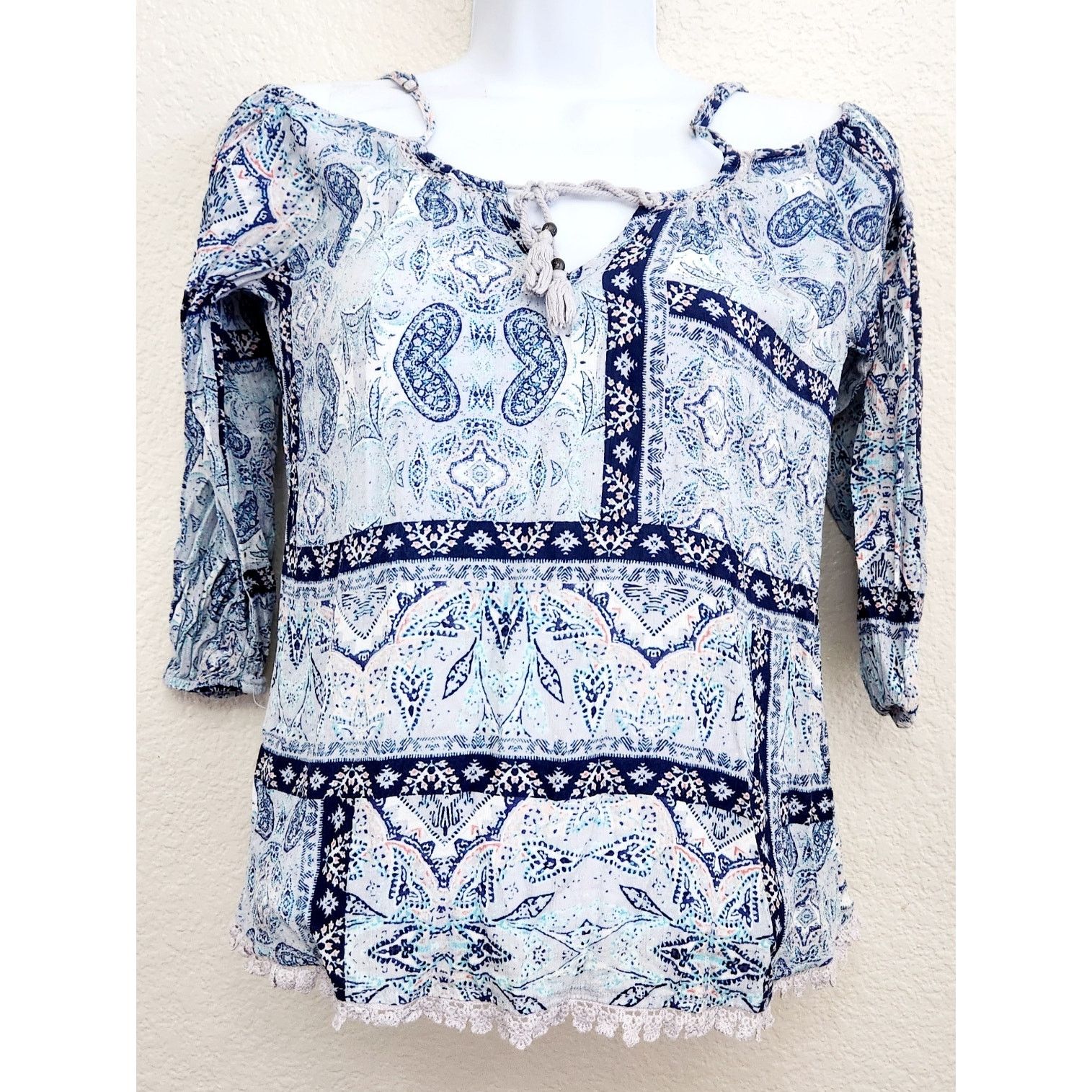 Other Bethany Mota Blue Pink Paisley Print Cold Shoulder Top XS Size XS / US 0-2 / IT 36-38 - 1 Thumbnail