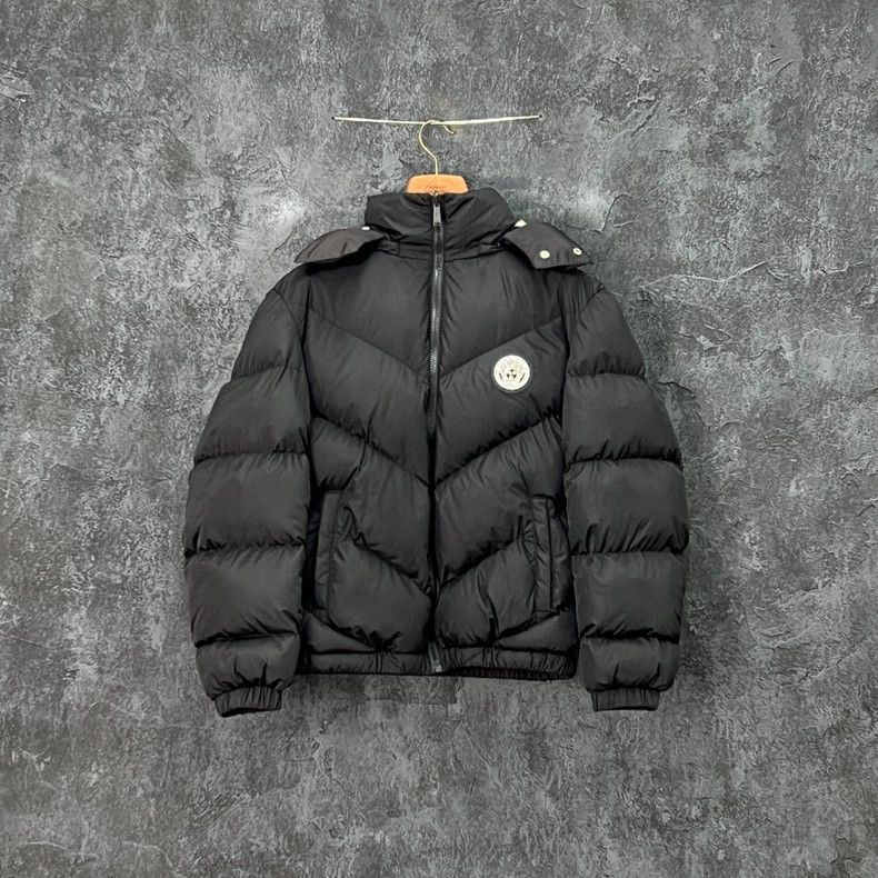 Versace Wearing a hooded cotton suit on both sides
