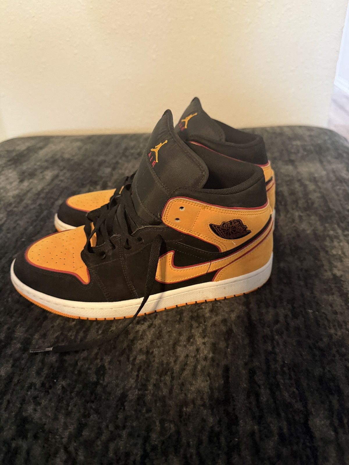 Nike Nike jordan mem size 9.5 good condition Size US 9.5 / EU 42-43 - 1 Thumbnail