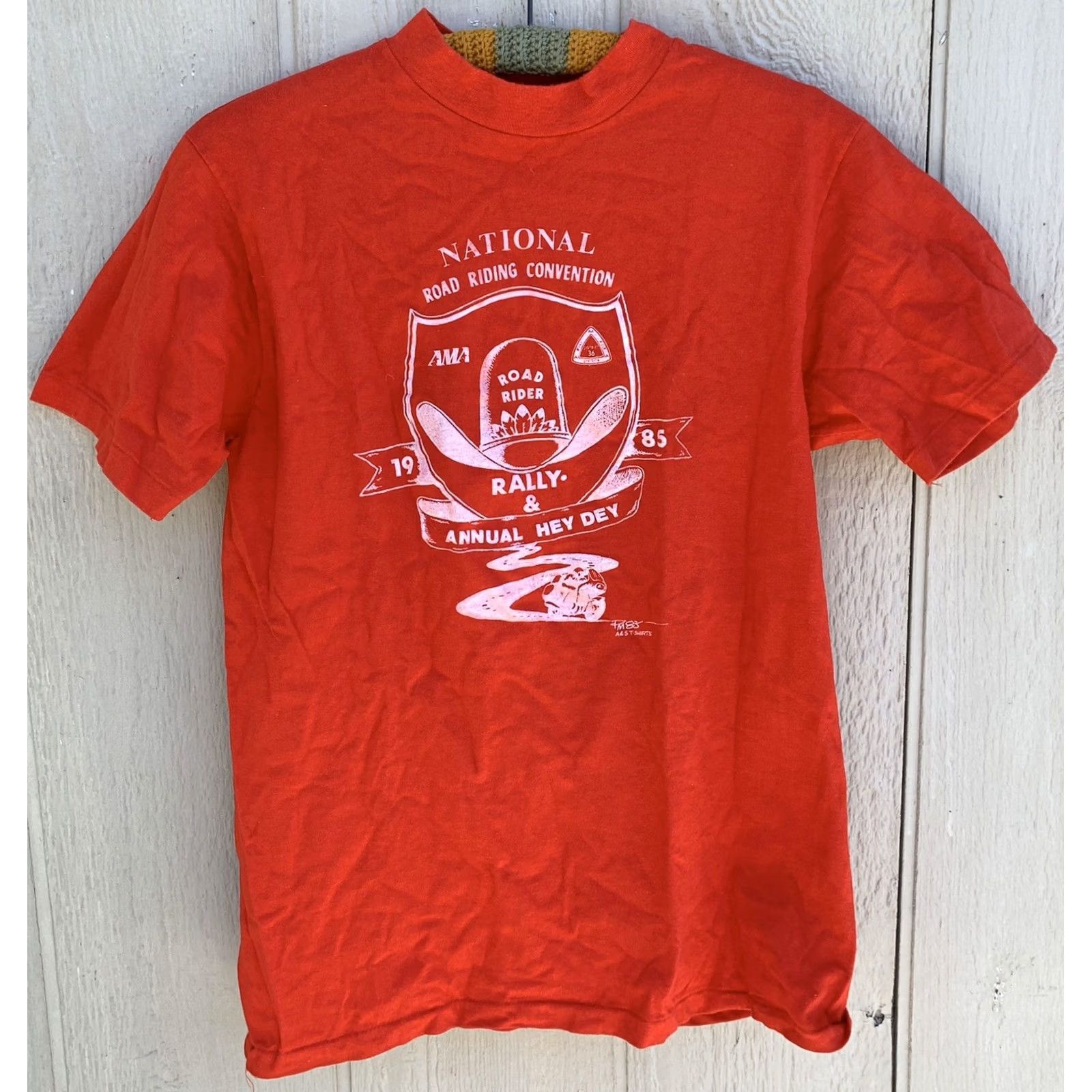 Hanes VINTAGE AMA Road Rider Annual Hey Day 85 T-Shirt National Road Riding Convention Hanes M Red Mens Graphic Tee 1985 1980s USA Size US M / EU 48-50 / 2 - 3 Thumbnail