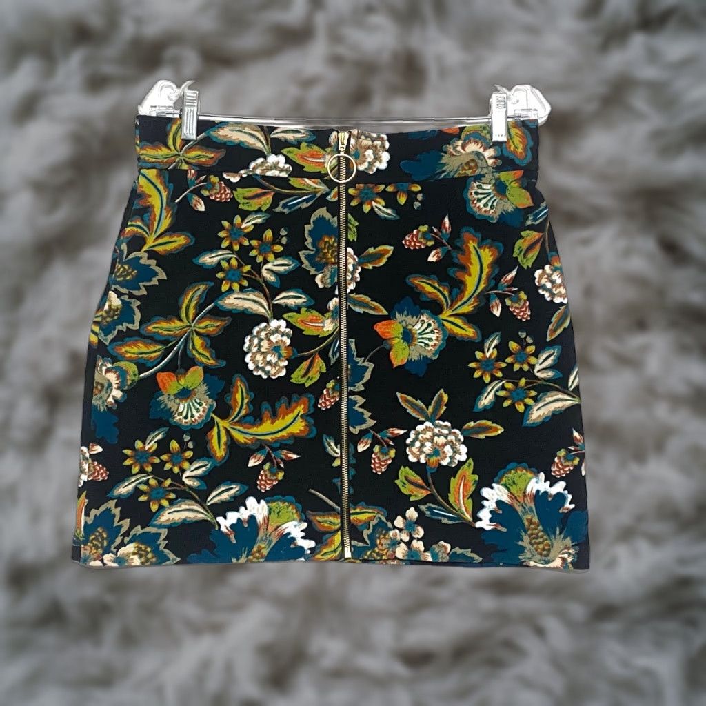 Vintage INC Floral Skirt 10 Front Zipper Retro Tapestry Boho Festival Skirt Womens Size 10 Black Polyester Spandex A-Line Zip Size 32" / US 10 / IT 46 - 1 Thumbnail