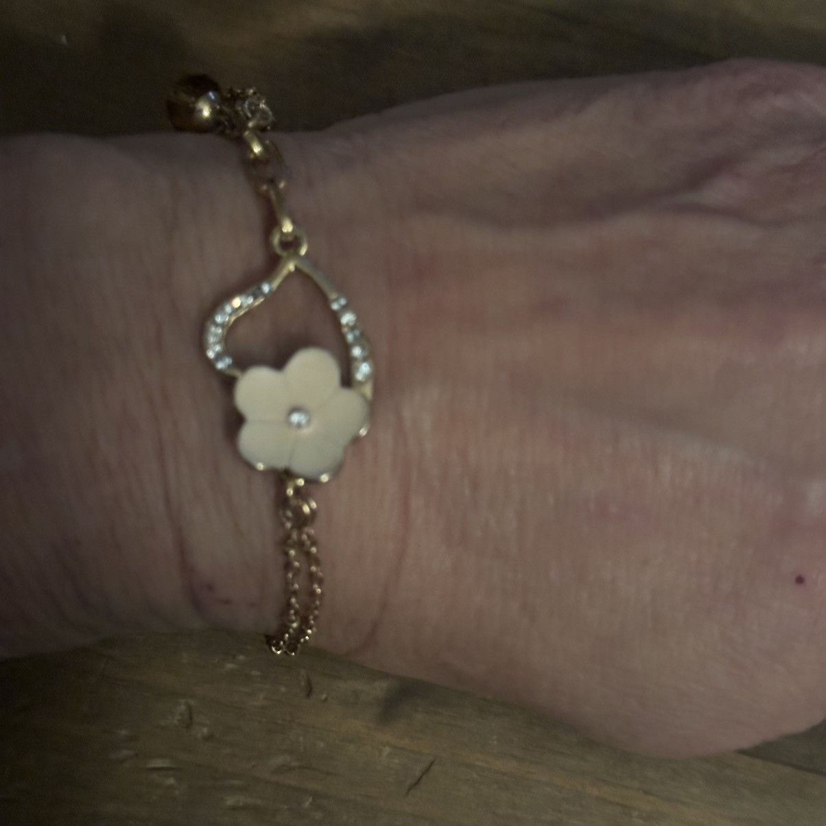 Other Gold tone enamel flower and rhinestone heart bracelet Size ONE SIZE - 3 Thumbnail