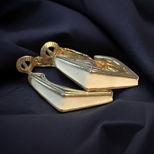 Other × Vintage Vintage Goldette cream enamel pointed hoop earrings Size ONE SIZE - 1 Thumbnail