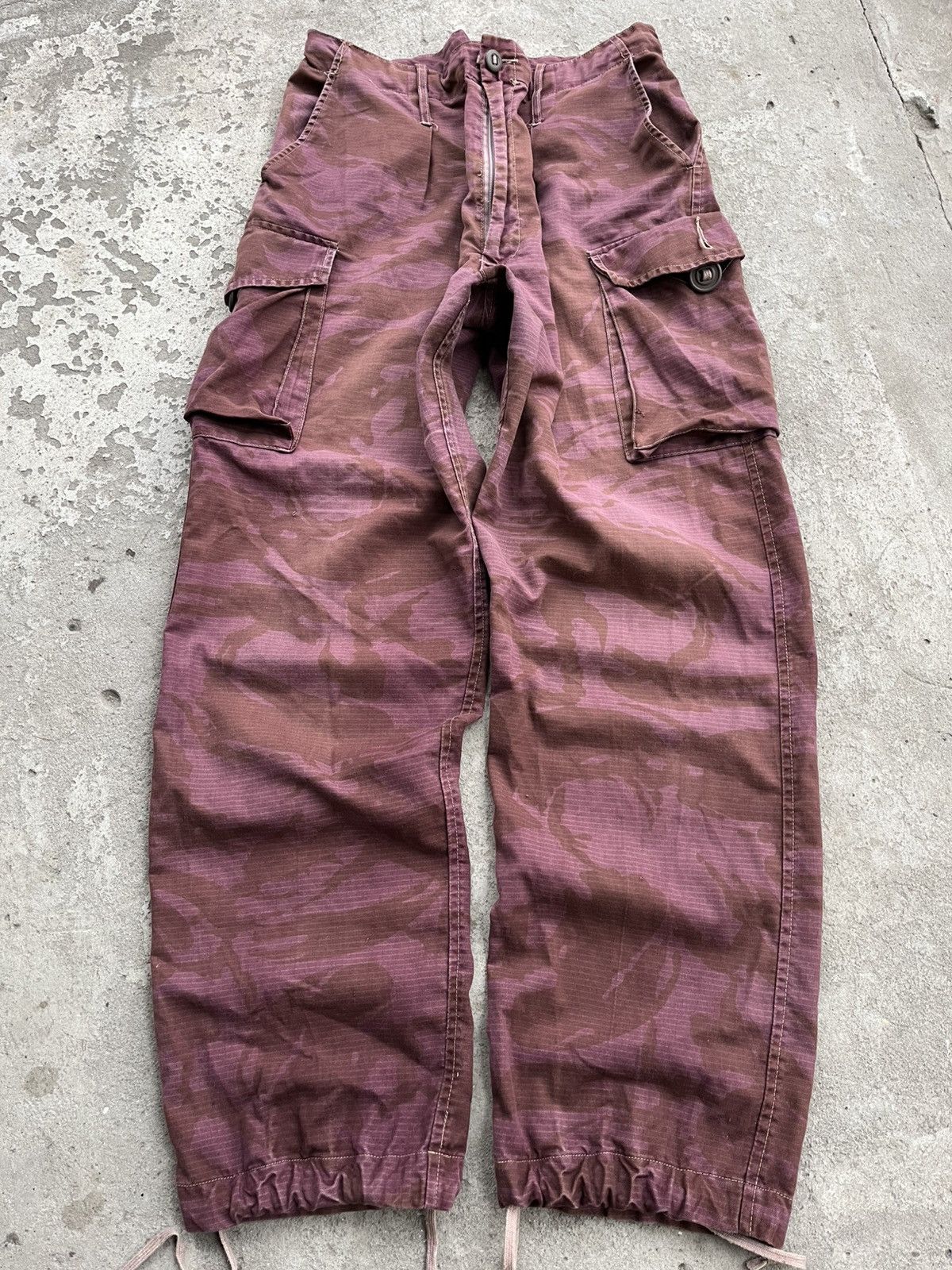 20471120 × If Six Was Nine × Le Grande Bleu (L.G.B.) 💥 Vintage Bondage Red Camo Multipocket Cargo Pants Y2K Baggy Size US 30 / EU 46 - 1 Thumbnail
