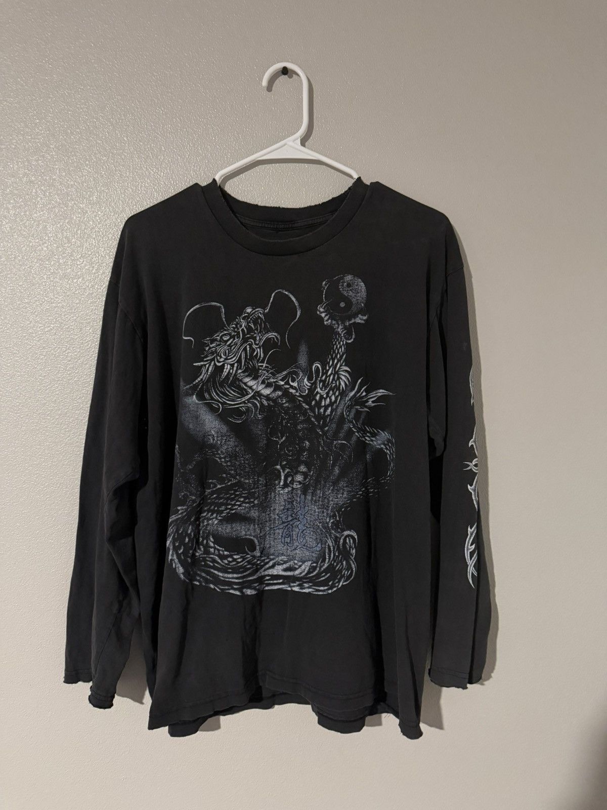 Vintage Vintage 90s thrashed yin yang dragon shirt Size US L / EU 52-54 / 3 - 1 Thumbnail