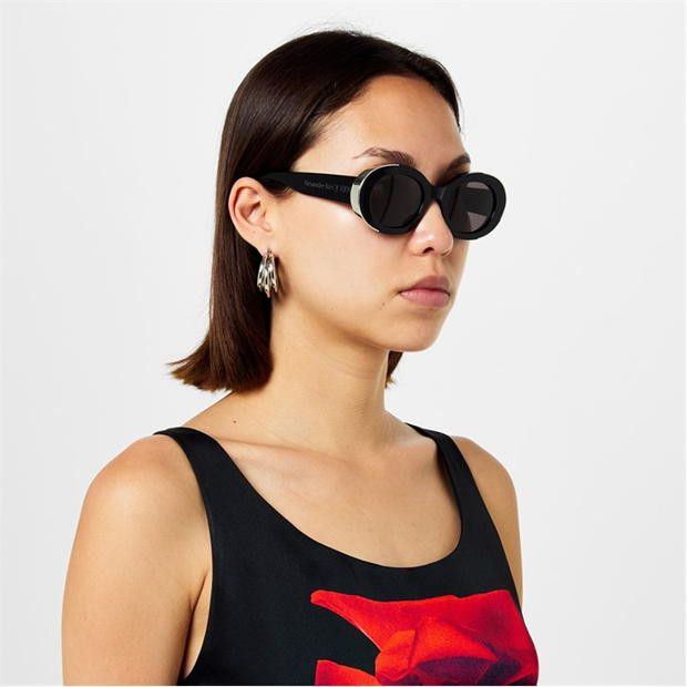 Alexander McQueen o1g2r1mq0824 Size: OS / Sunglasses in Black & Grey Size ONE SIZE - 4 Thumbnail