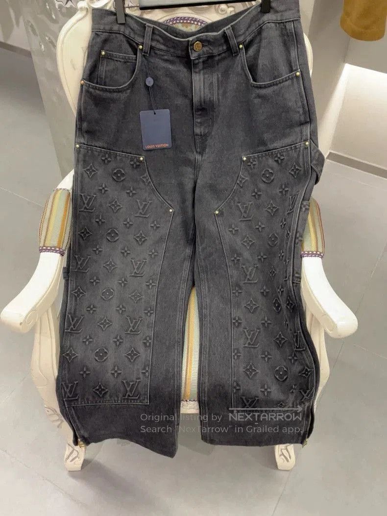 LV Distressed Casual Cool Jeans Size 33 .
