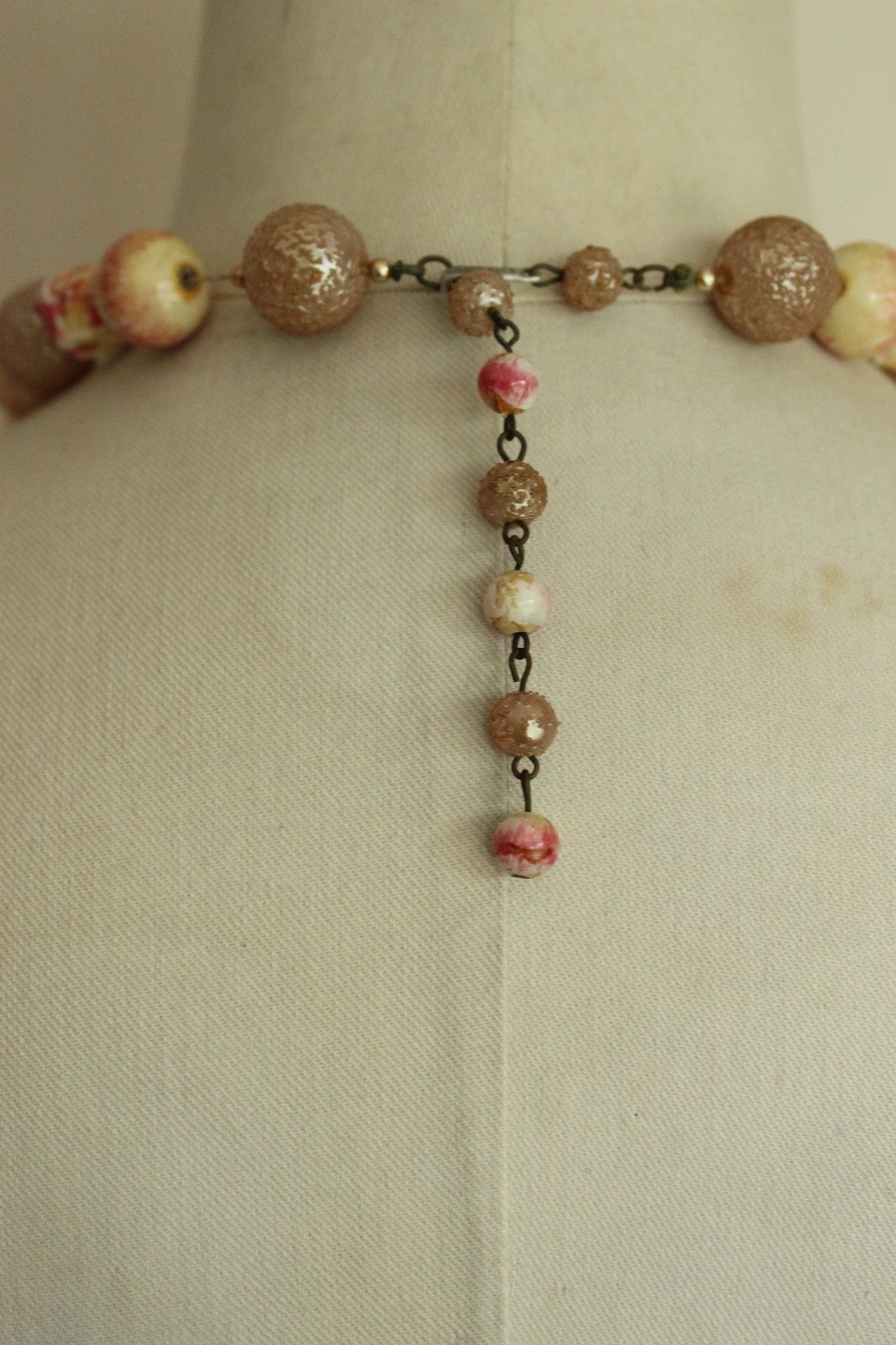 Vintage Vintage 1960s Necklace, Pink and White Large Beads with Gold Size ONE SIZE - 5 Thumbnail
