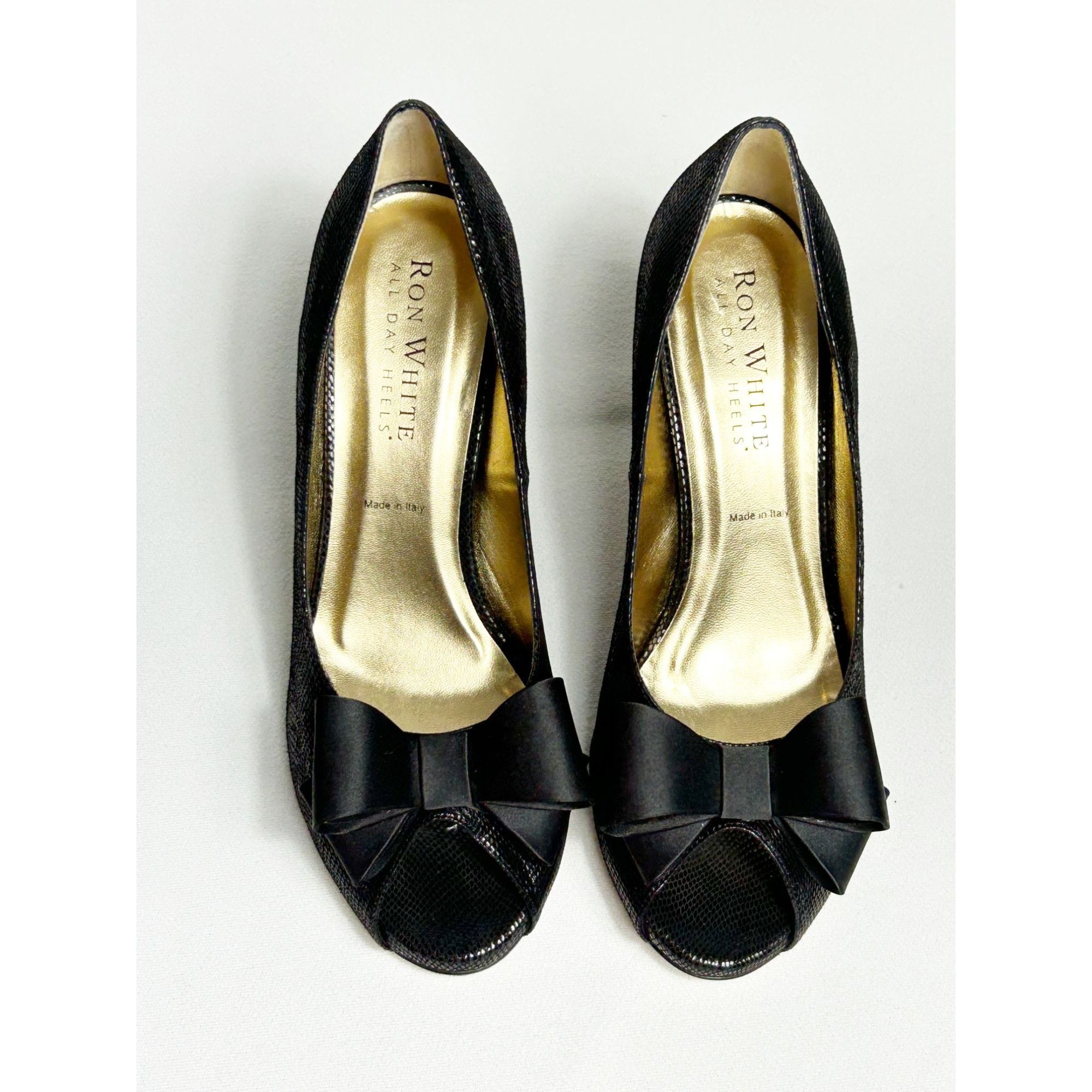Ron White Ron White Fiona Onyx Embossed Suede Bow Peep Toe Pump in Bla Size US 9 / IT 39 - 3 Thumbnail