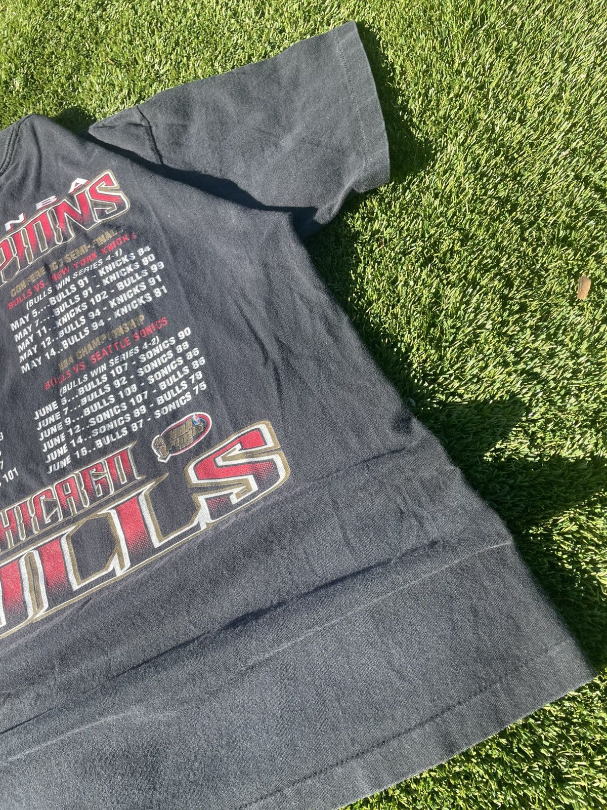 NBA VTG GRAIL 1996 BULLS NBA T-SHIRT 🐂 Size US XL / EU 56 / 4 - 11 Thumbnail