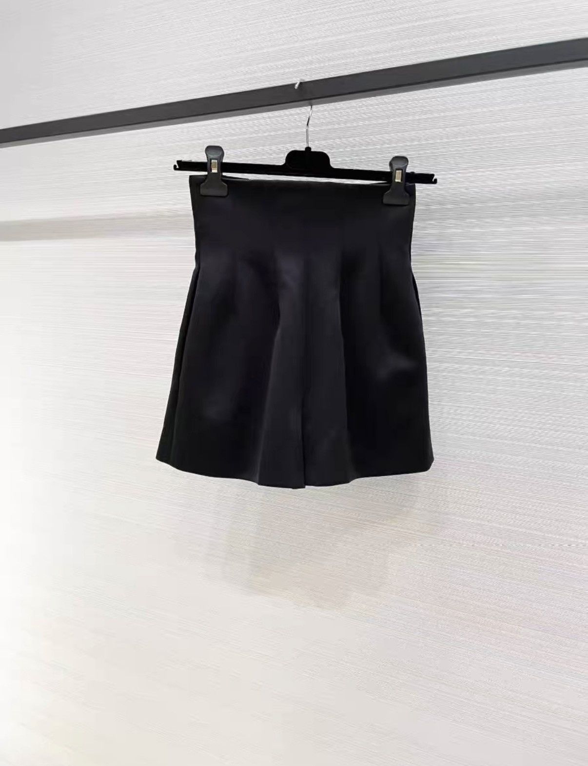 Fendi Fendi Classic Black High-Waisted Women's Shorts J33 Size 26" / US 2 / IT 38 - 2 Thumbnail