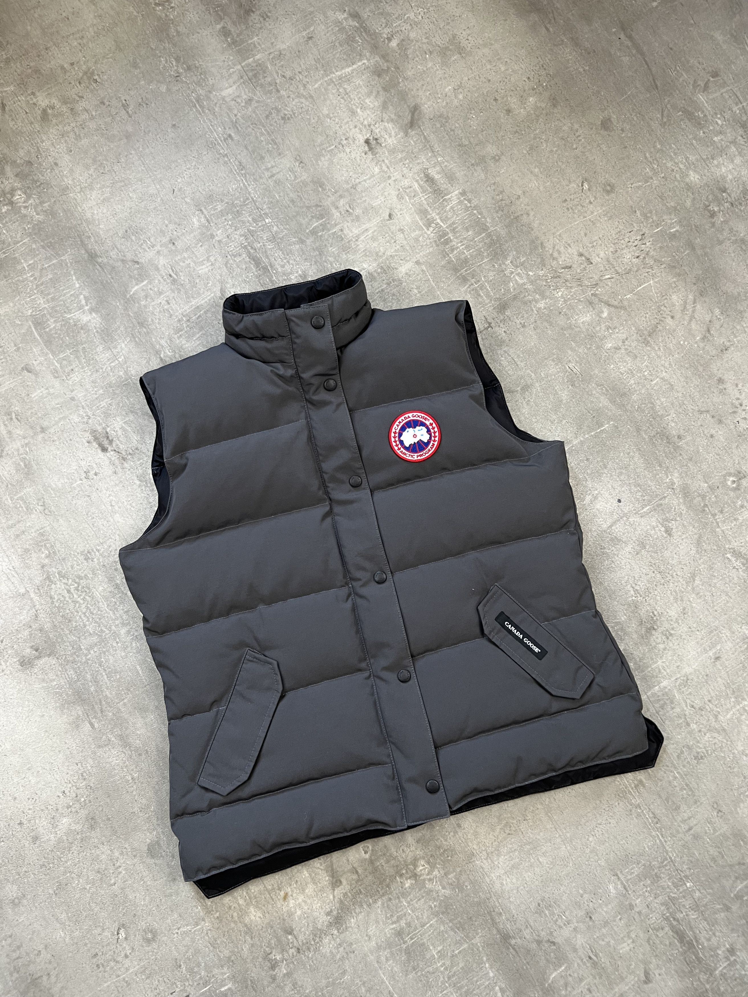 Canada Goose canada goose vest size XL Womens legit luxury Size XL / US 12-14 / IT 48-50 - 1 Thumbnail