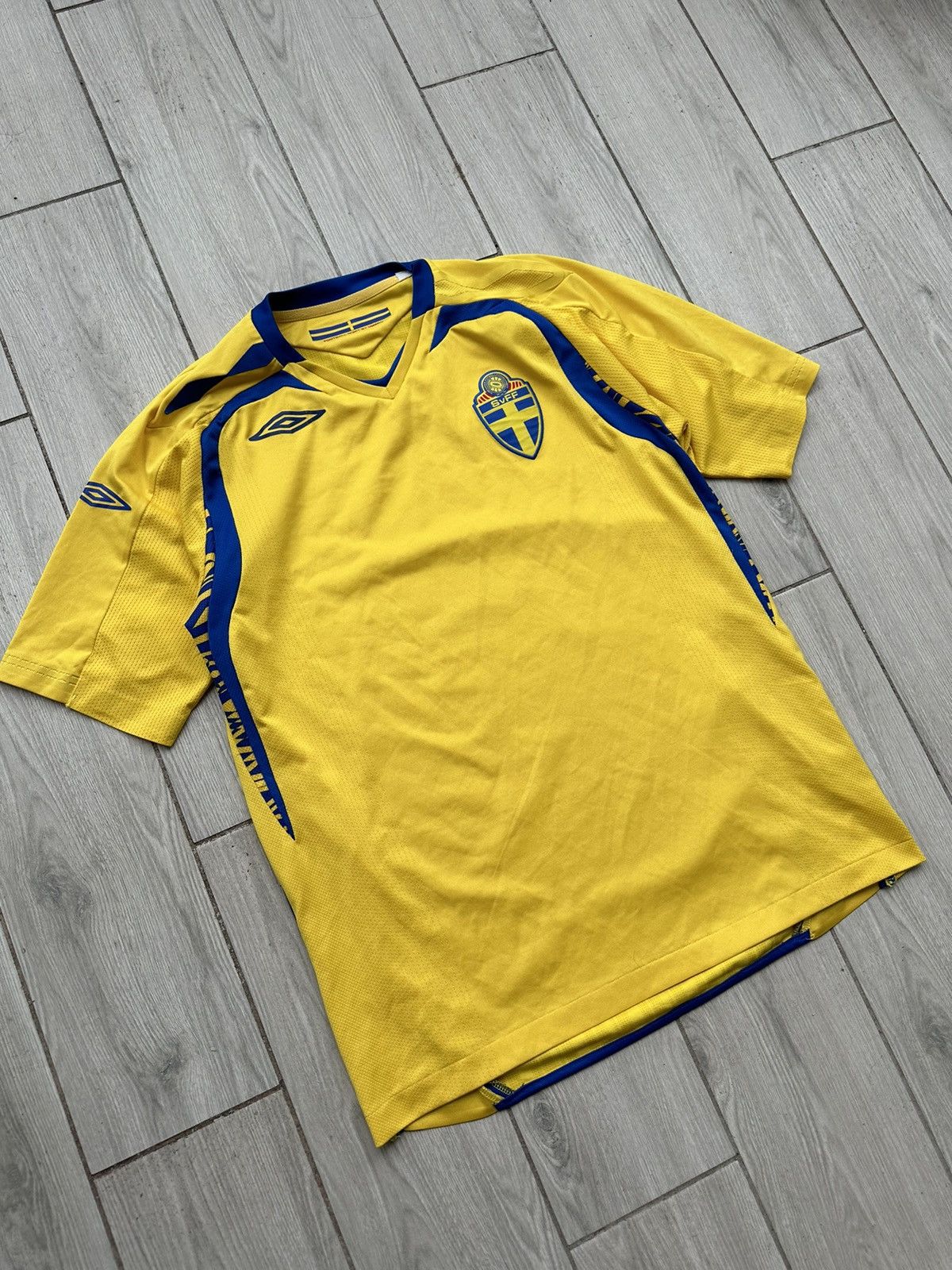 Umbro SWEDEN SVERIGE 2009 SIZE M UMBRO FOOTBALL SHIRT Size US M / EU 48-50 / 2 - 2 Thumbnail